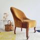 Fauteuil crapaud en velours ocre foncé