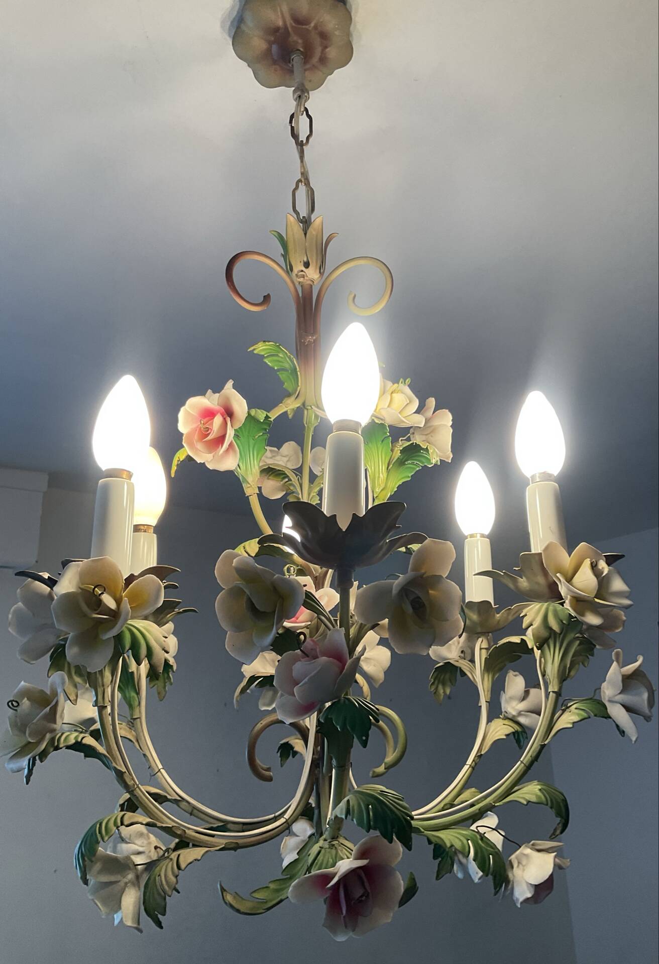 Vintage Italian chandelier in porcelain and tin from the 1950s.
