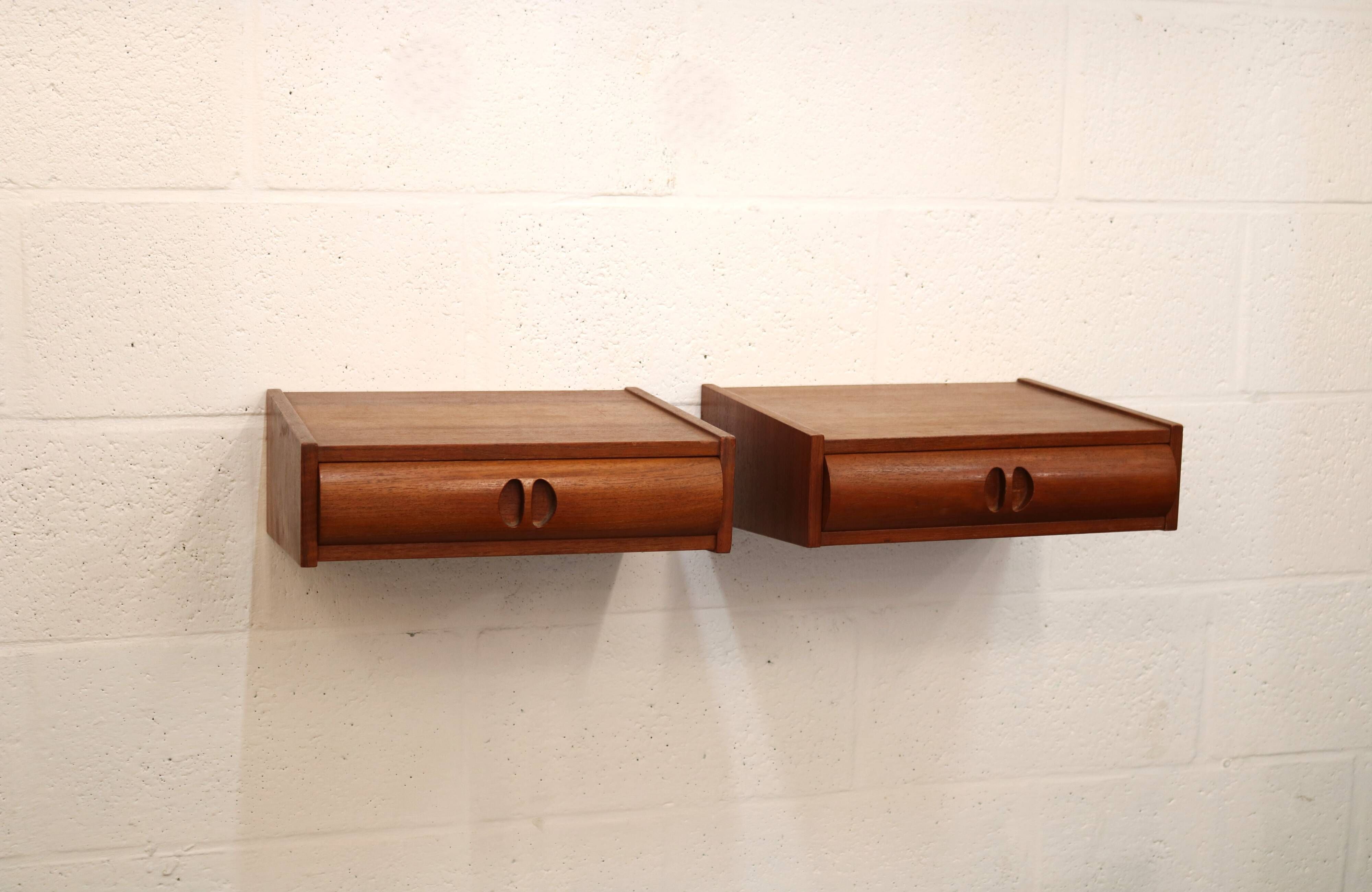 Set of vintage floating nightstands in teak with drawers *** Denmark 1970