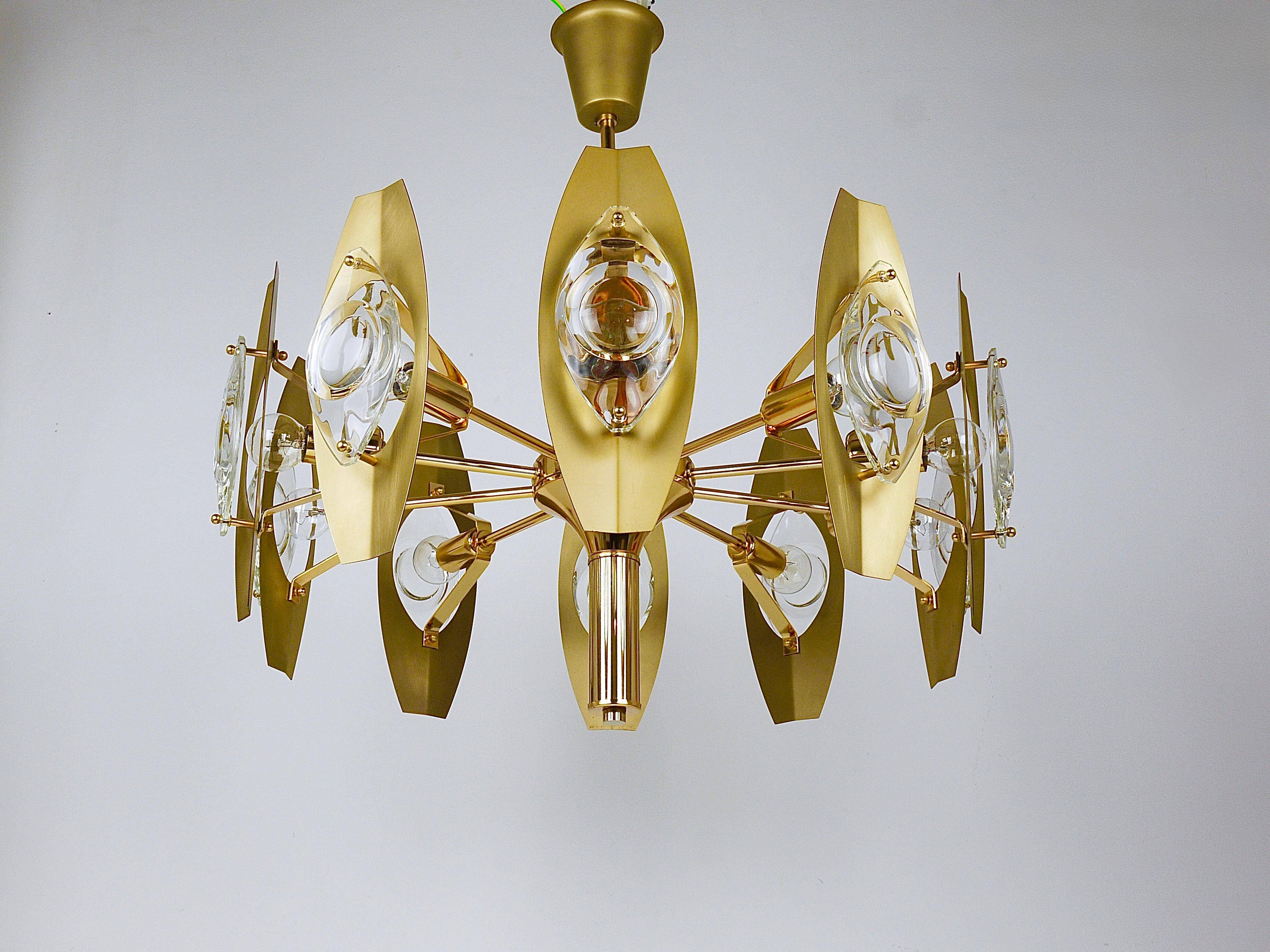 Oscar Torlasco brass chandelier of 25 inches with optical prism lenses, Italy, 1970s.
