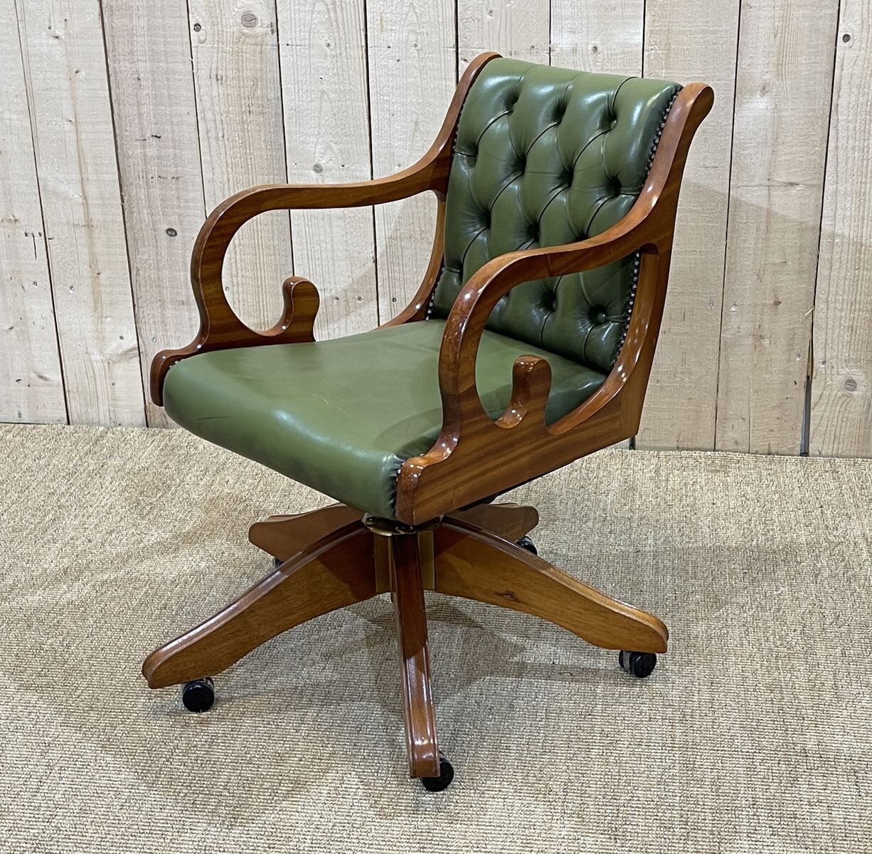 Fauteuil de bureau anglais Chesterfield en cuir vert