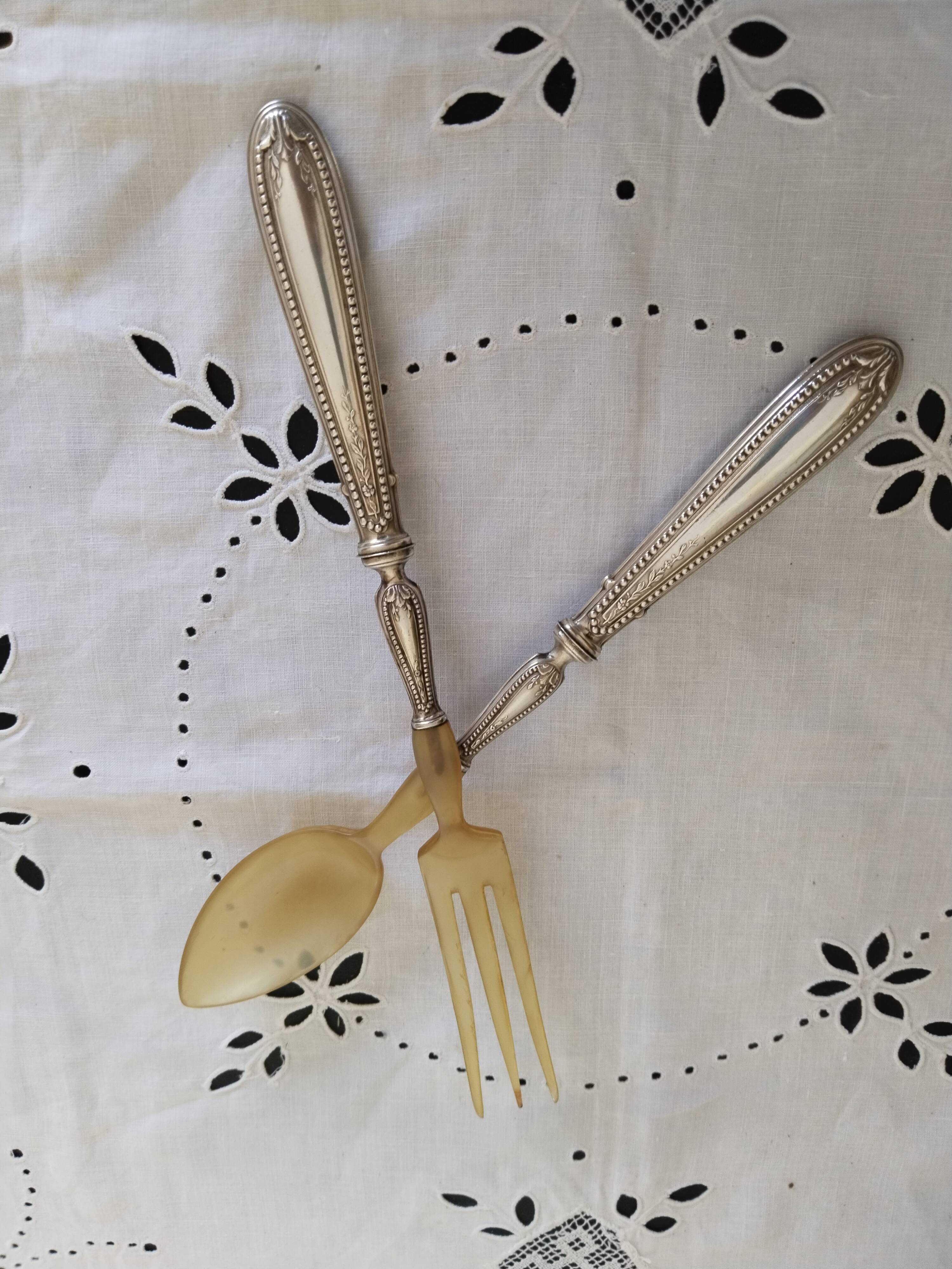Salad servers in horn and silver metal
