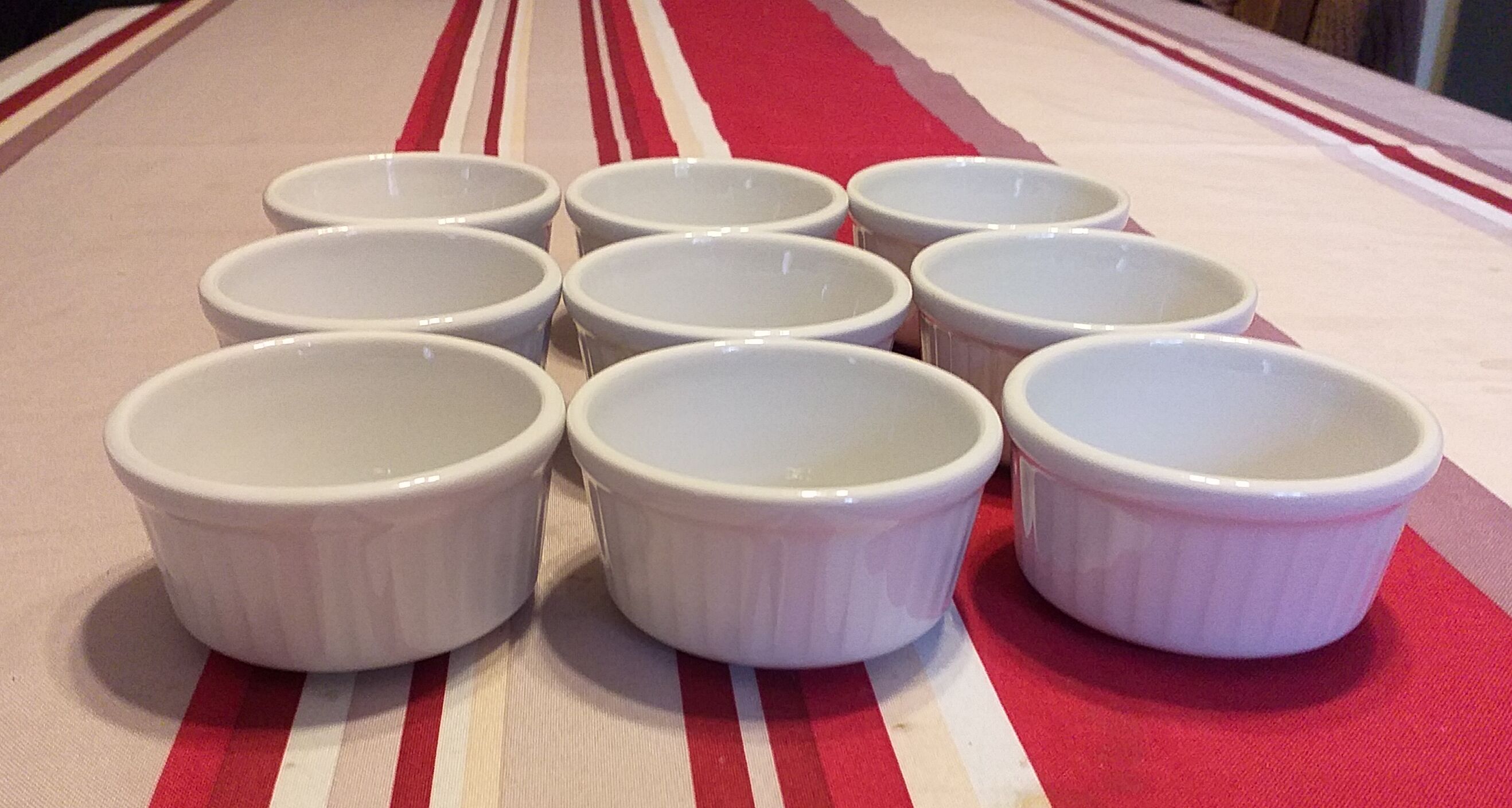 Lot of 9 pleated ramekins in white porcelain