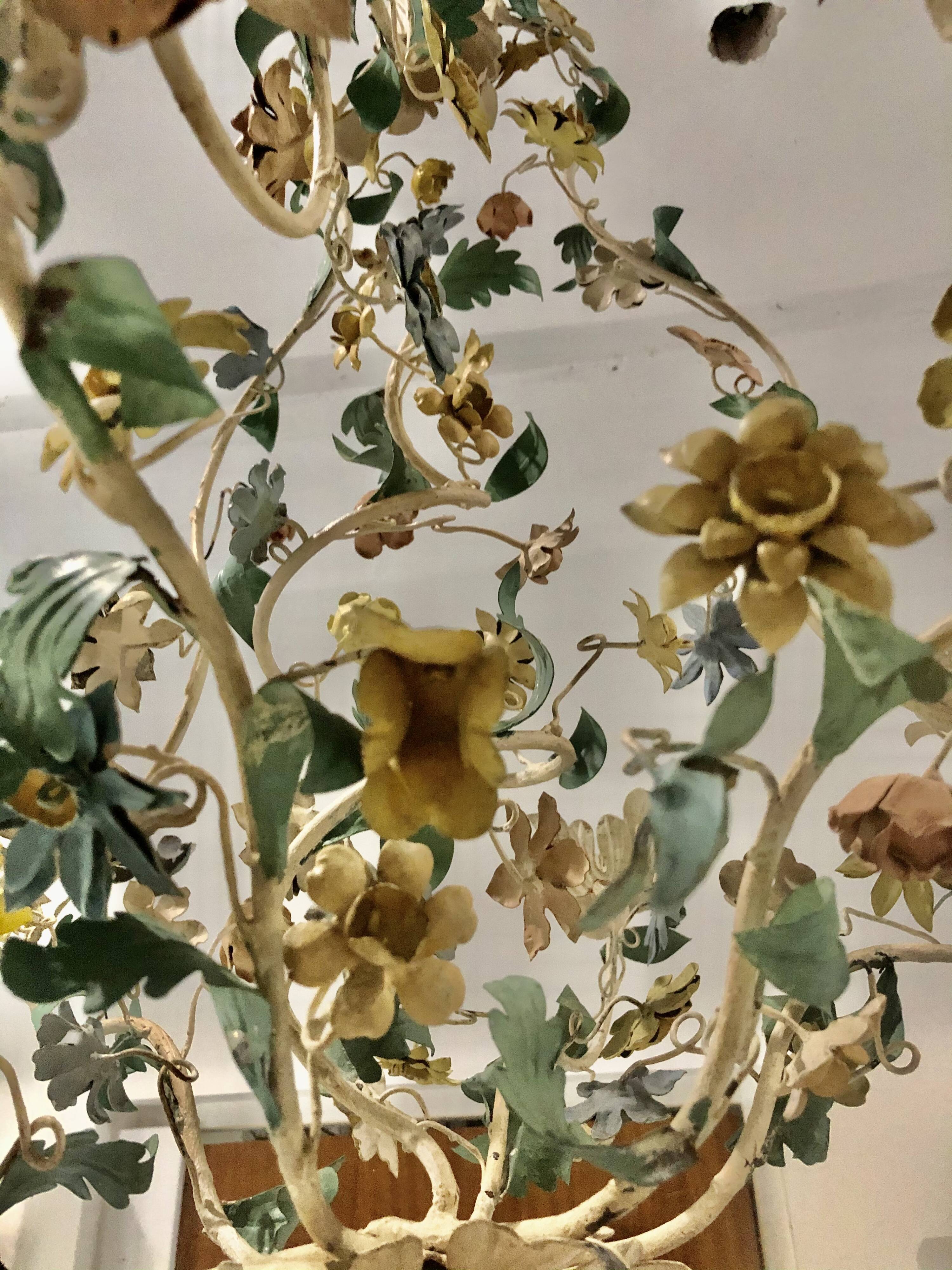 Lustre florale en métal peint