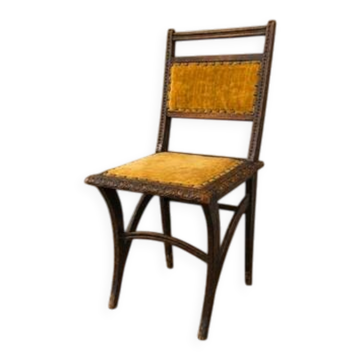 Chaise de salle à manger Art Nouveau en bois massif et velours avec clous en laiton, années 1900–1910.