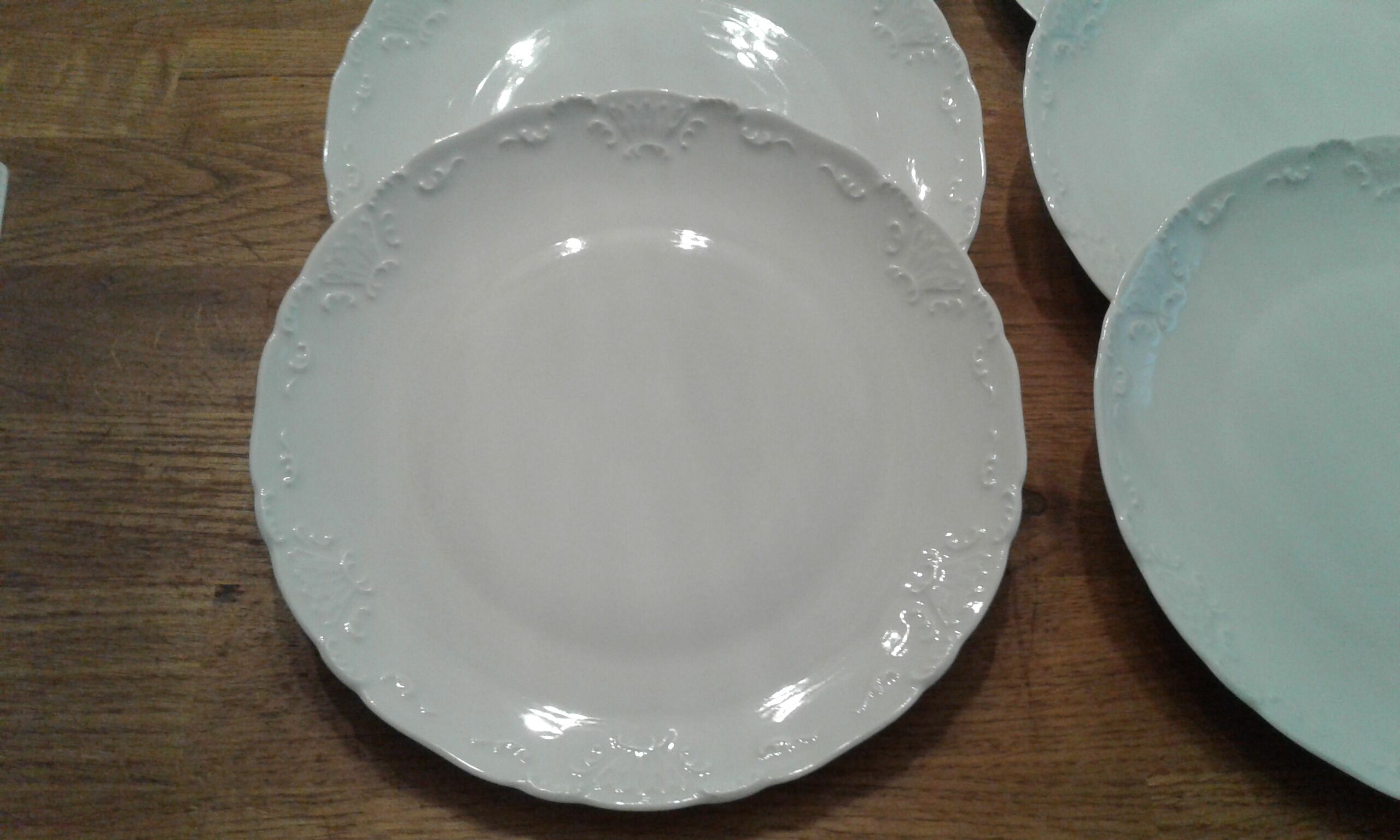 Set of 6 Tharaud Limoges porcelain flat plates. Diameter 21.5 cm