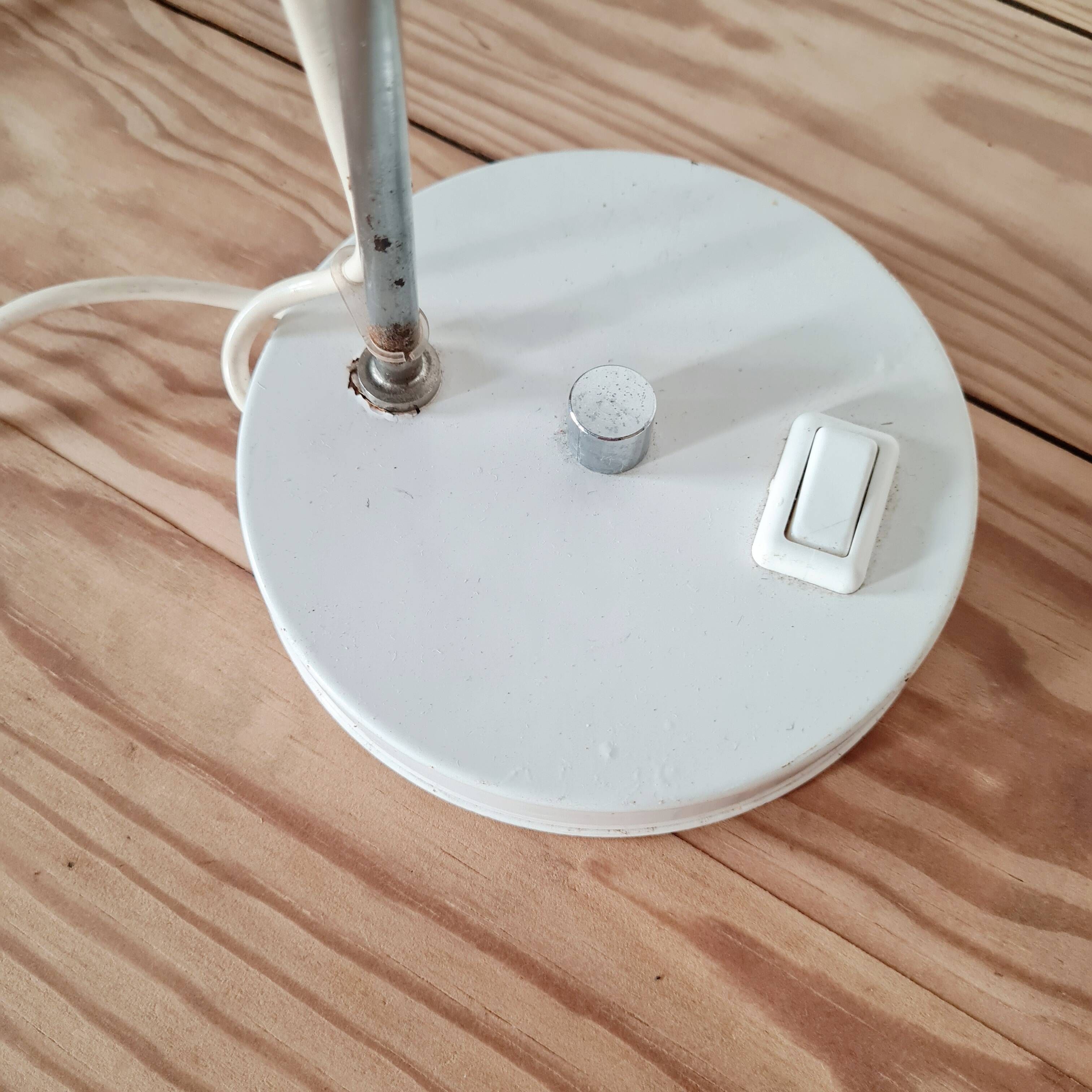 Small vintage Space Age desk lamp in white metal, 1970s design.