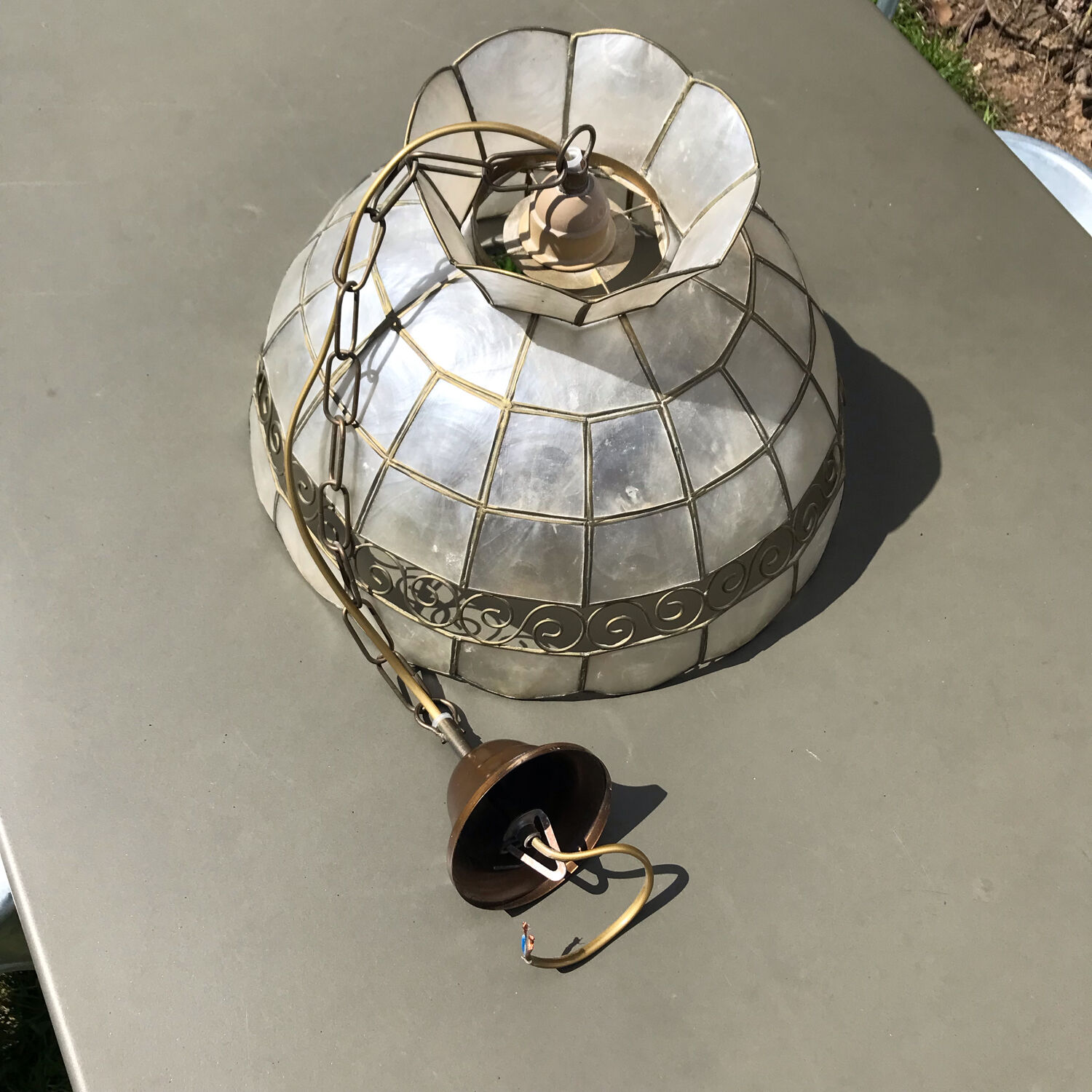 Mother-of-pearl suspension and vintage brass 1970.