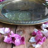 Oval tray in chiseled brass