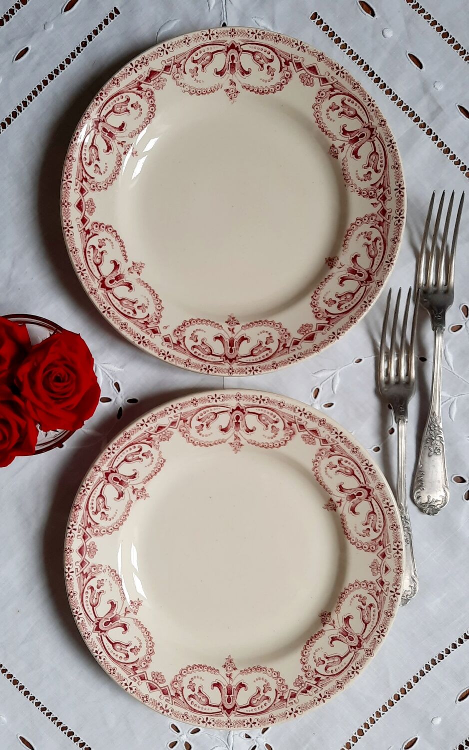 Assiettes plates anciennes dépareillées en faïence terre de fer