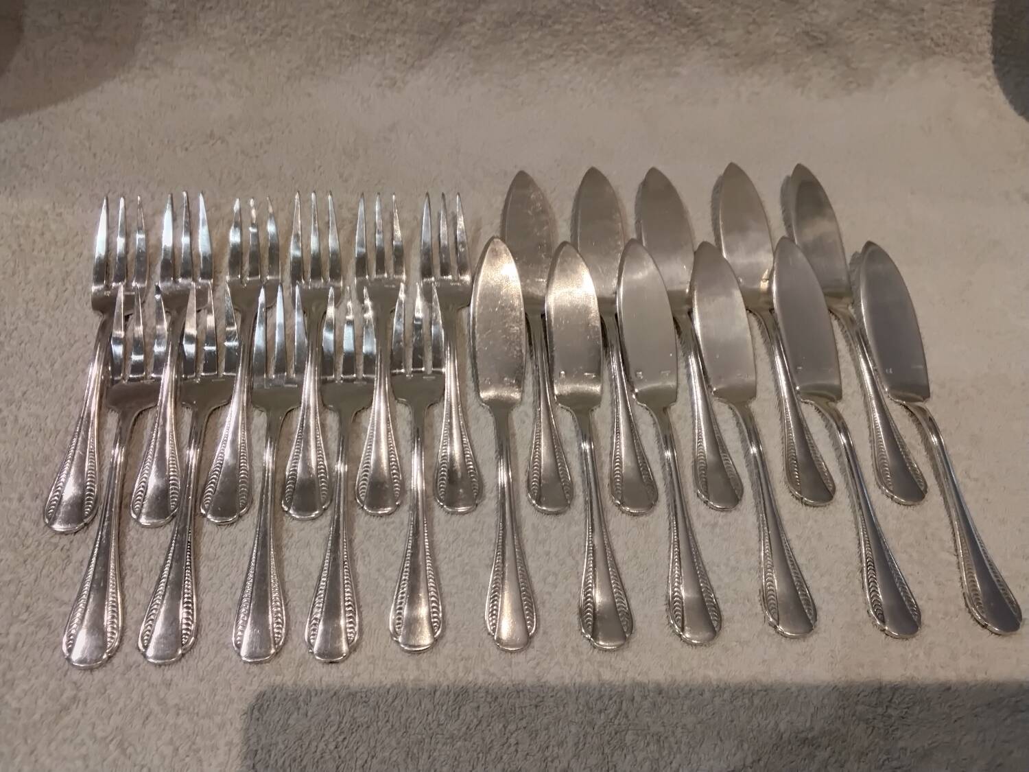 11 silver-plated fish forks and 11 fish knives by silversmith Ercuis Nil