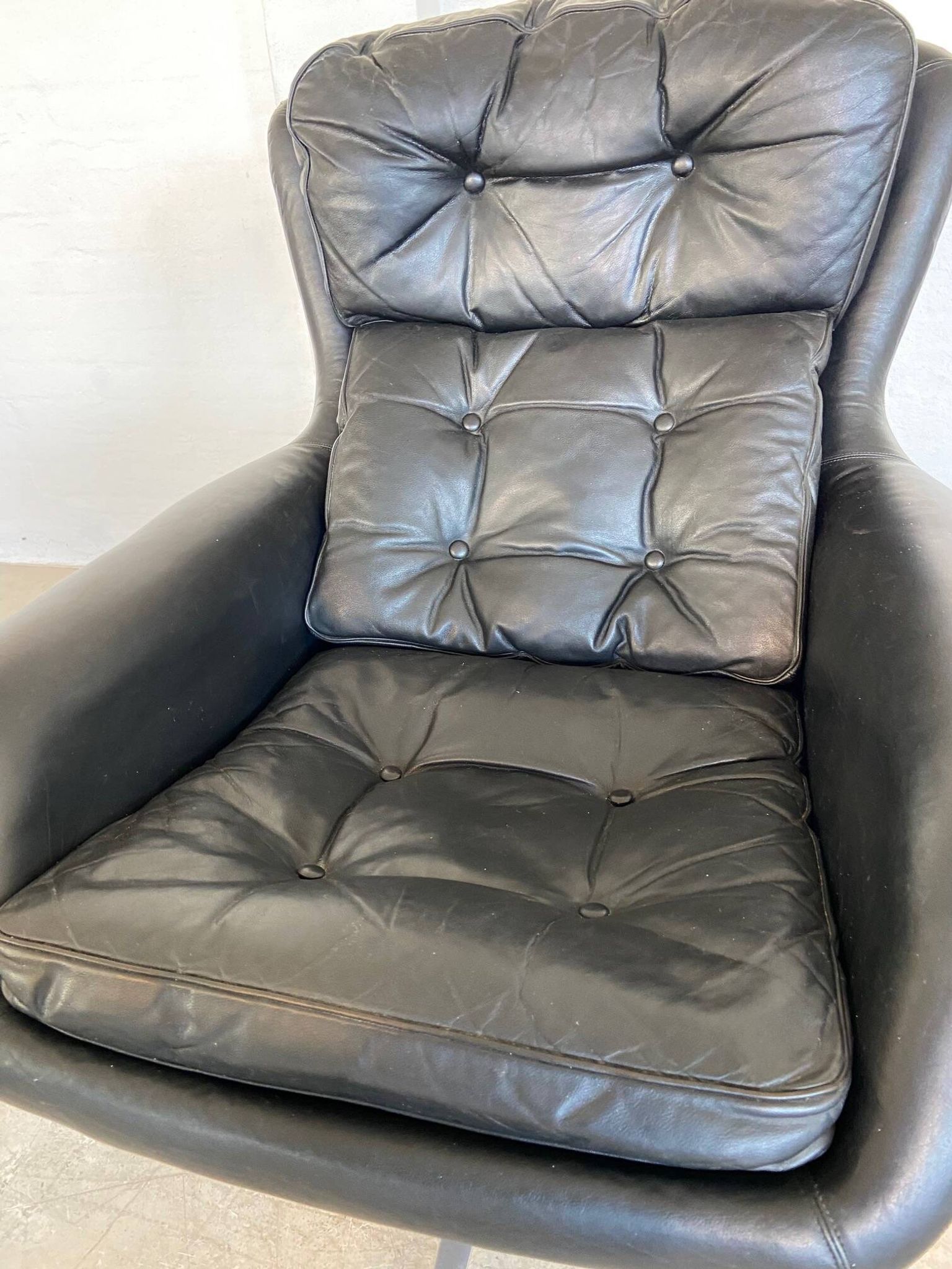 Vintage Danish swivel chair in black leather by Bramin