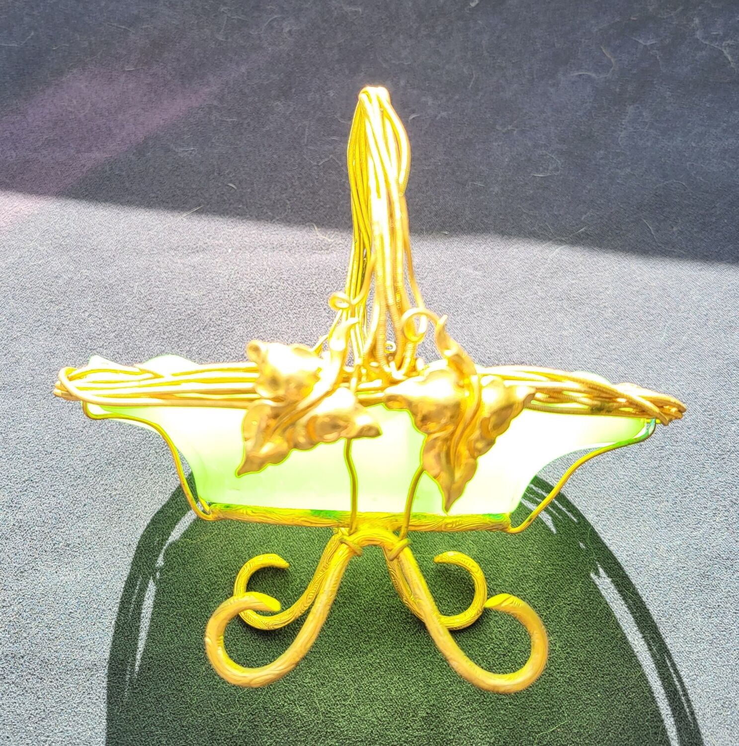 Empty pocket basket in green opaline (uranium/uraline)