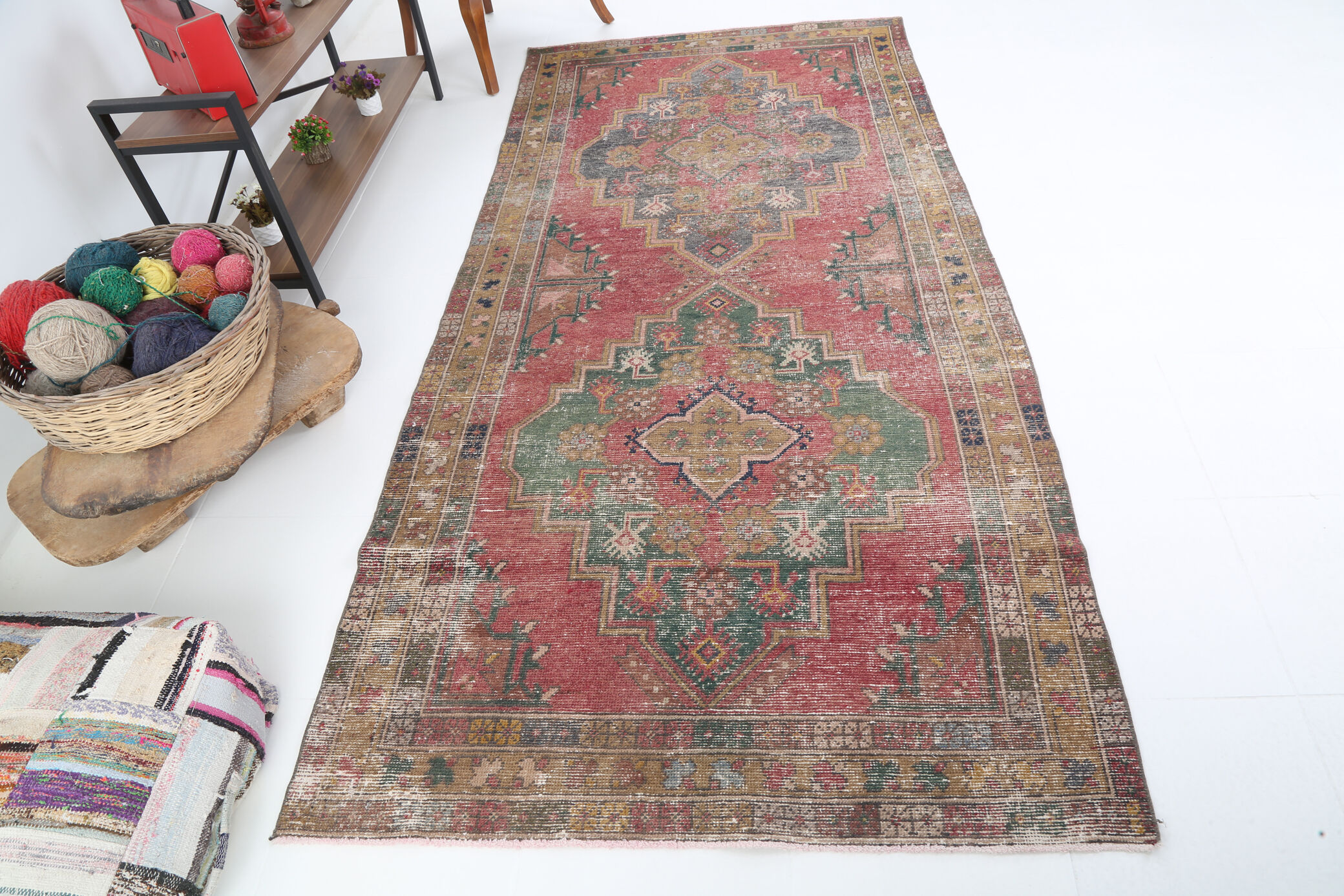 4x9 traditional hand-made vintage rug 284x134cm
