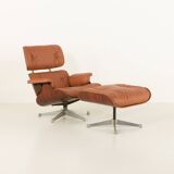 Fauteuil lounge avec repose-pieds en cuir aniline, conçu par Charles et Ray Eames