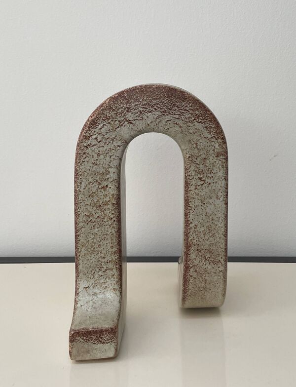 Vase original et sculptural en céramique émaillée, design de roberto rigon