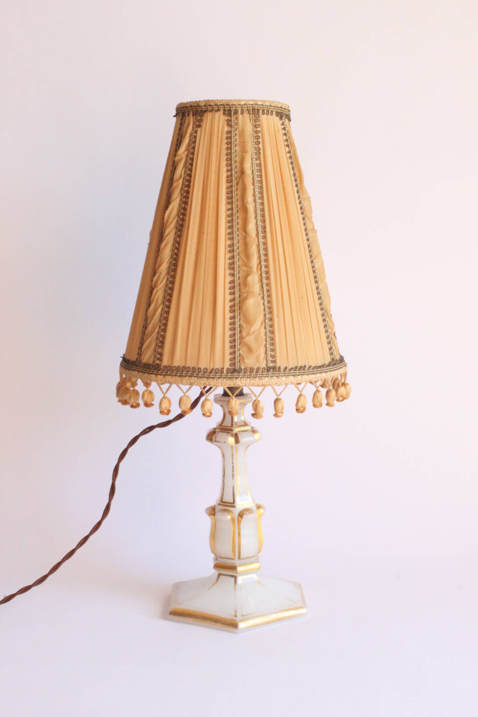 Lampe de table en verre doré opalin, années 1920