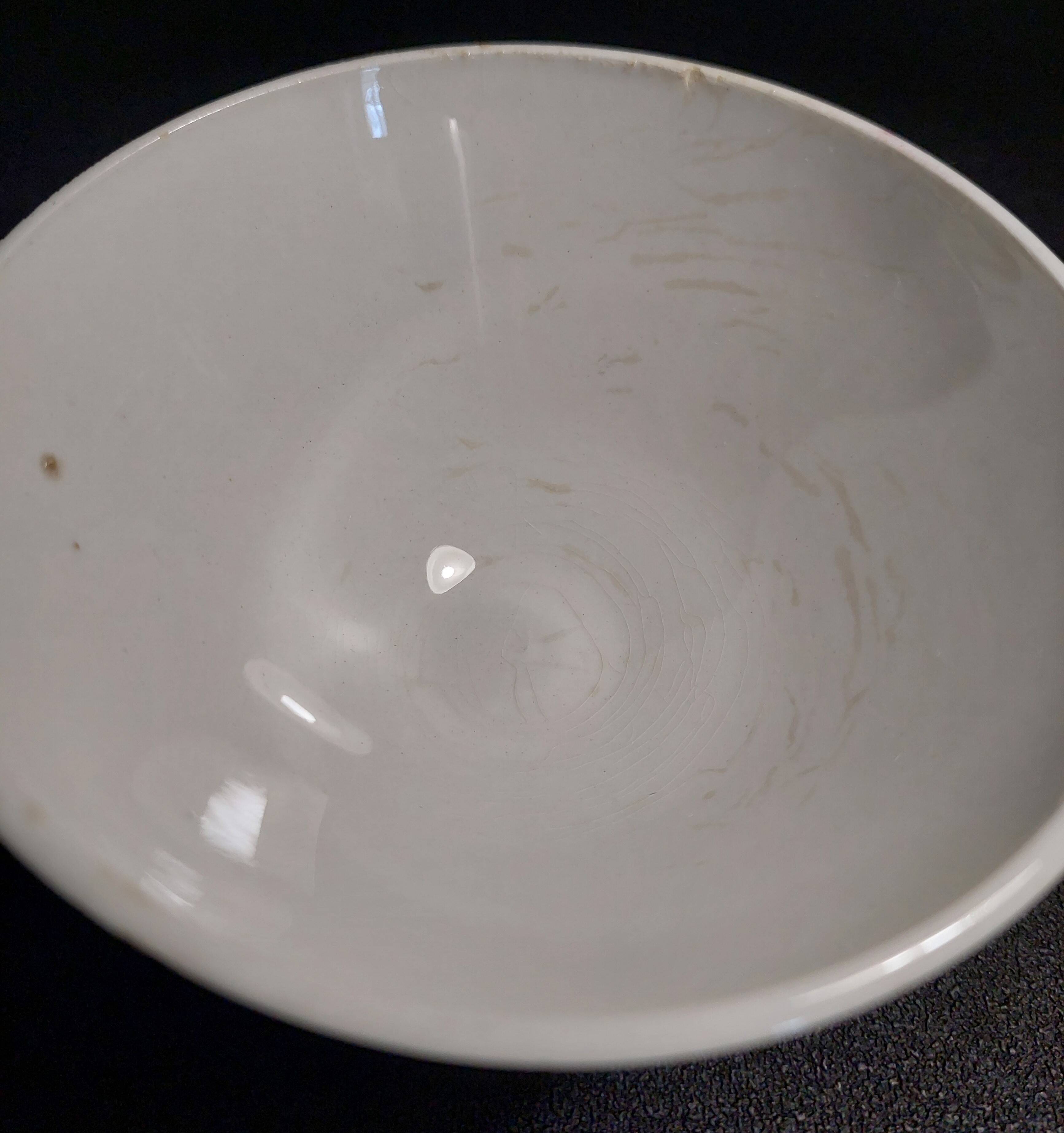 Sarreguemines earthenware bowl with red decoration, second half of the 20th century