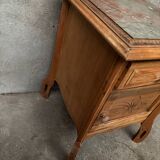 Petite table de chevet joliment travaillée