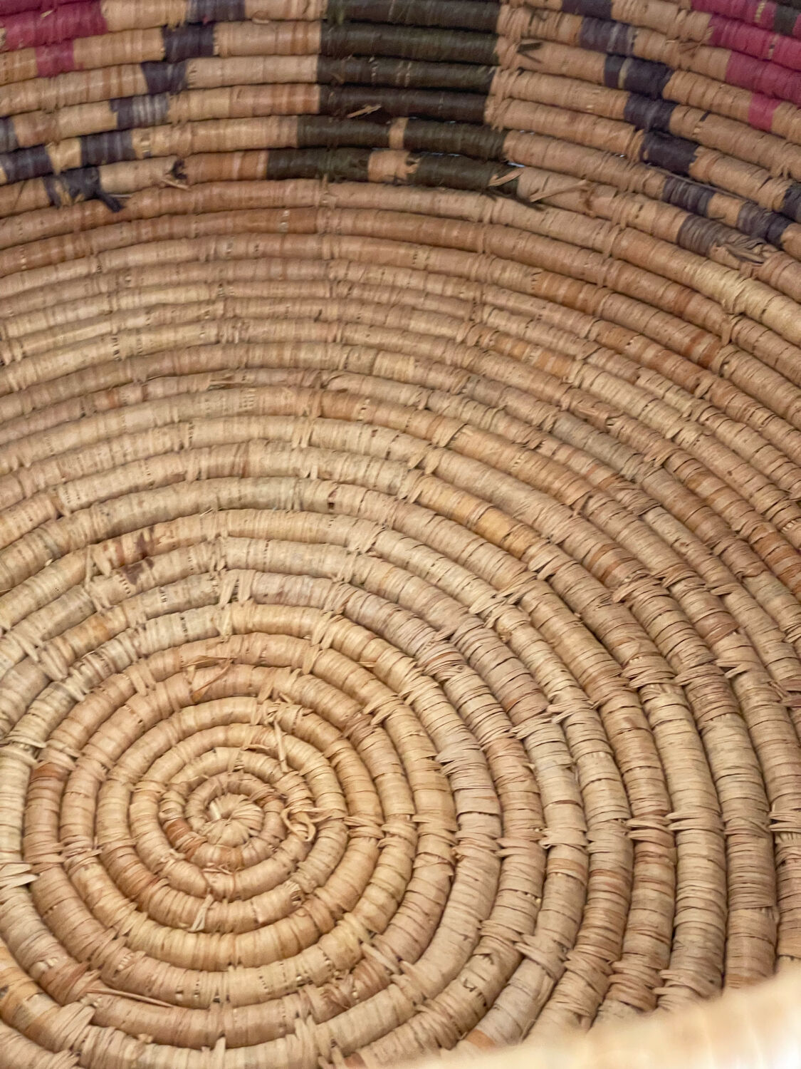 Raffia basket with lid