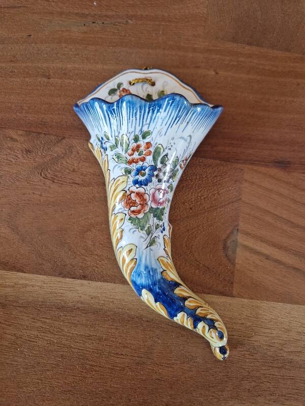 Wall-mounted bouquet holder in Nevers faience - By Amand Hiver