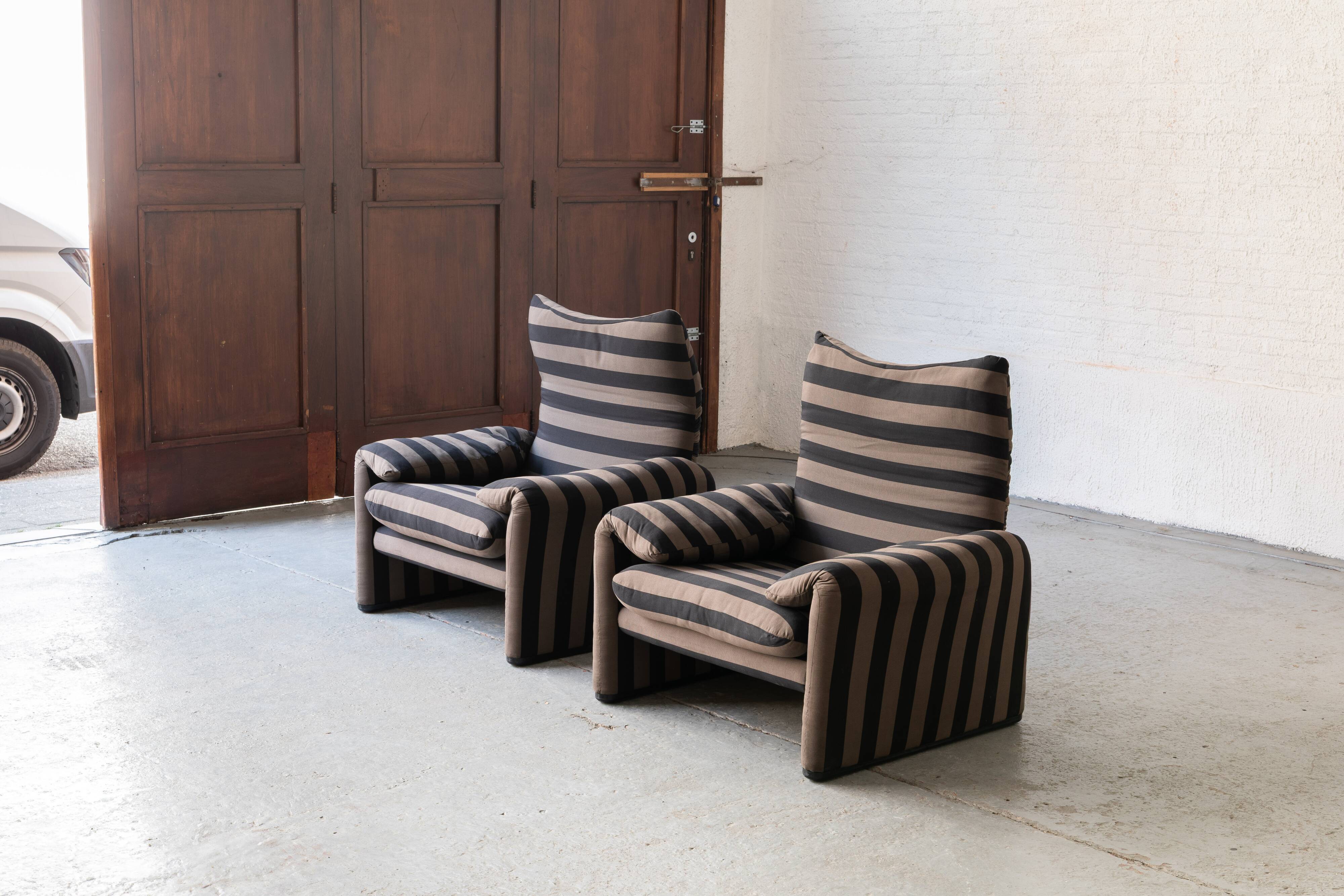 Set of 2 easy chairs 'Maralunga' by Vico Magistretti