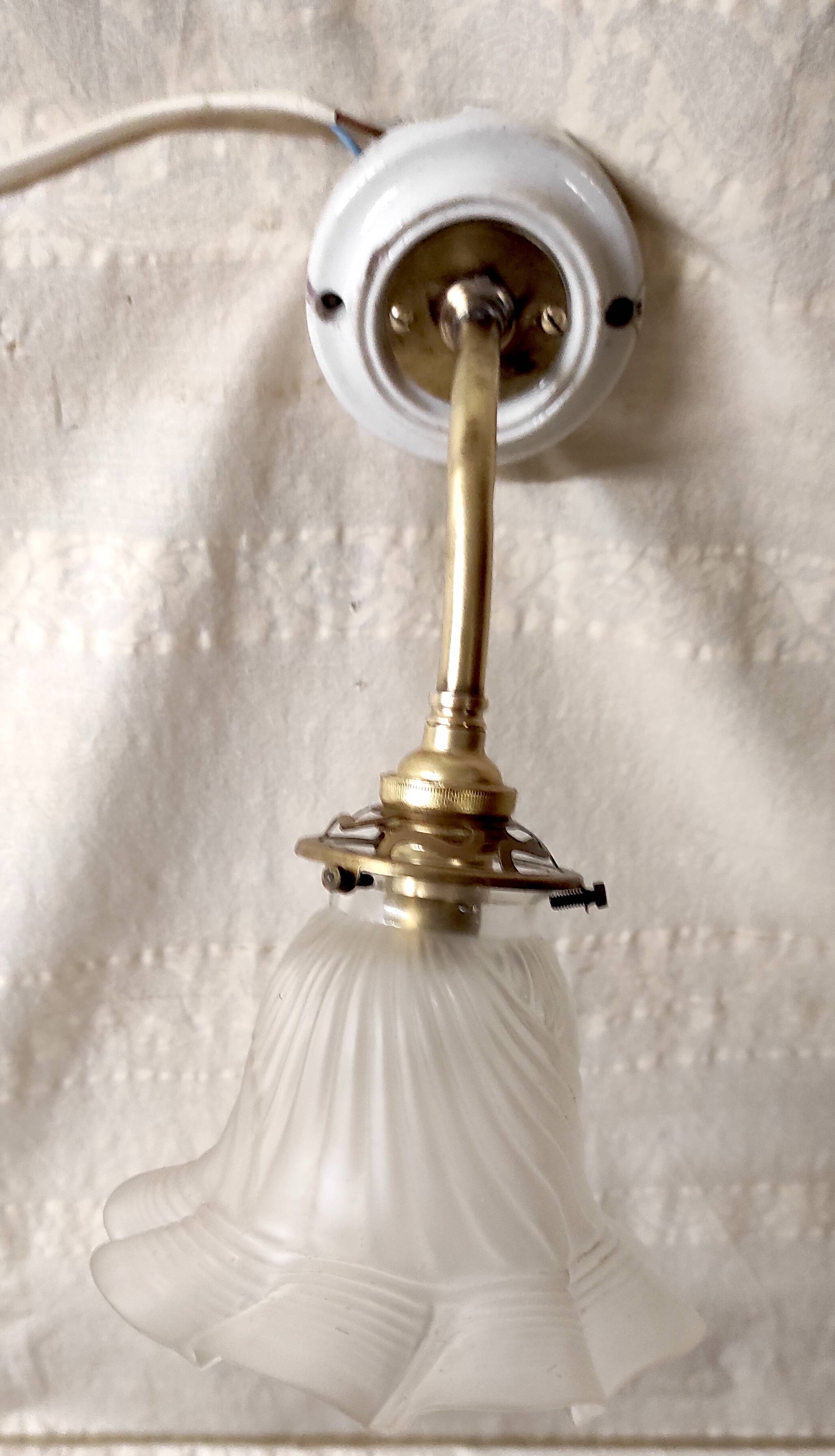 Art Deco wall sconce in porcelain, brass and crystal - early 20th century