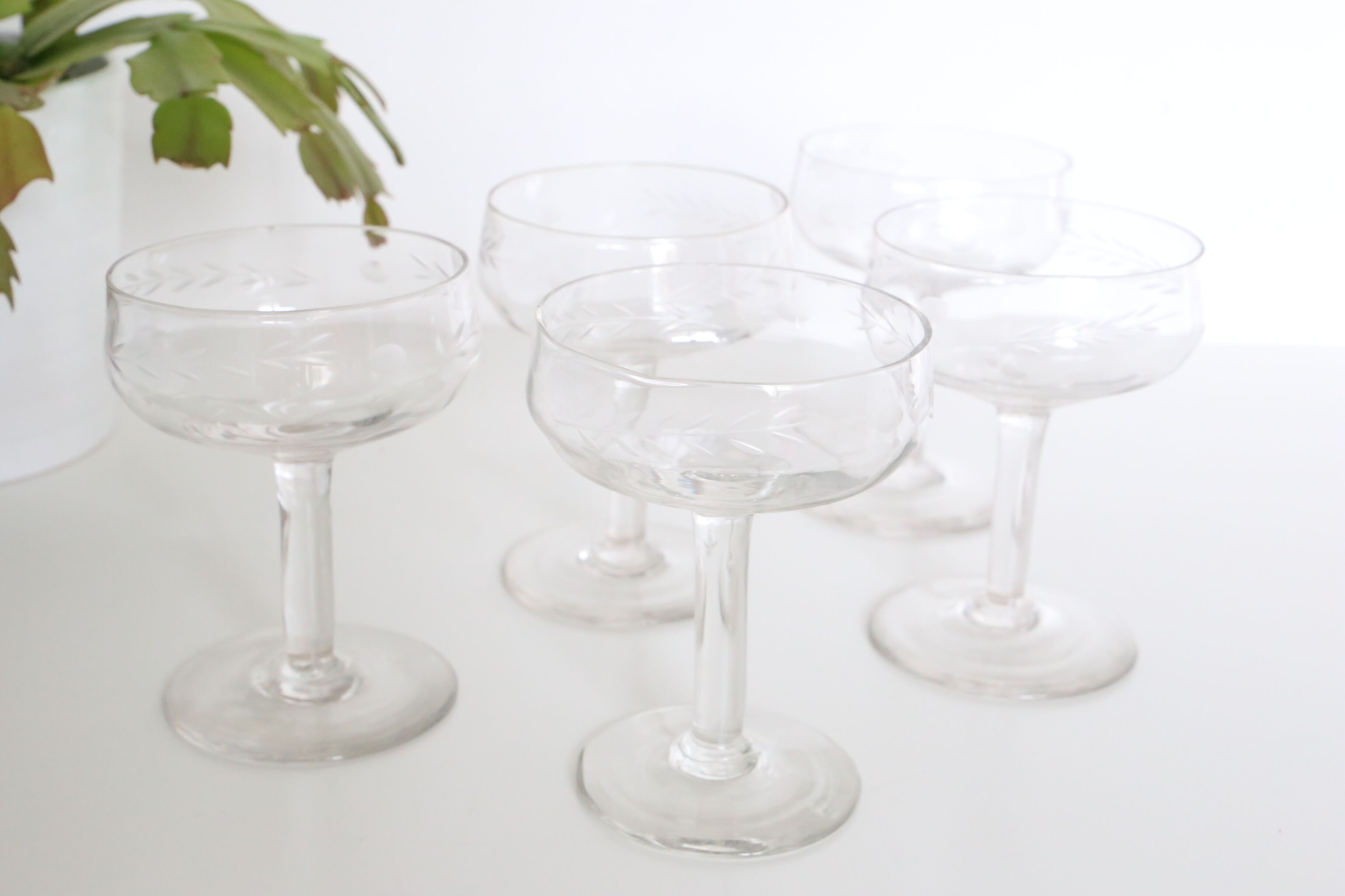 Set of 5 chiseled glass champagne cups