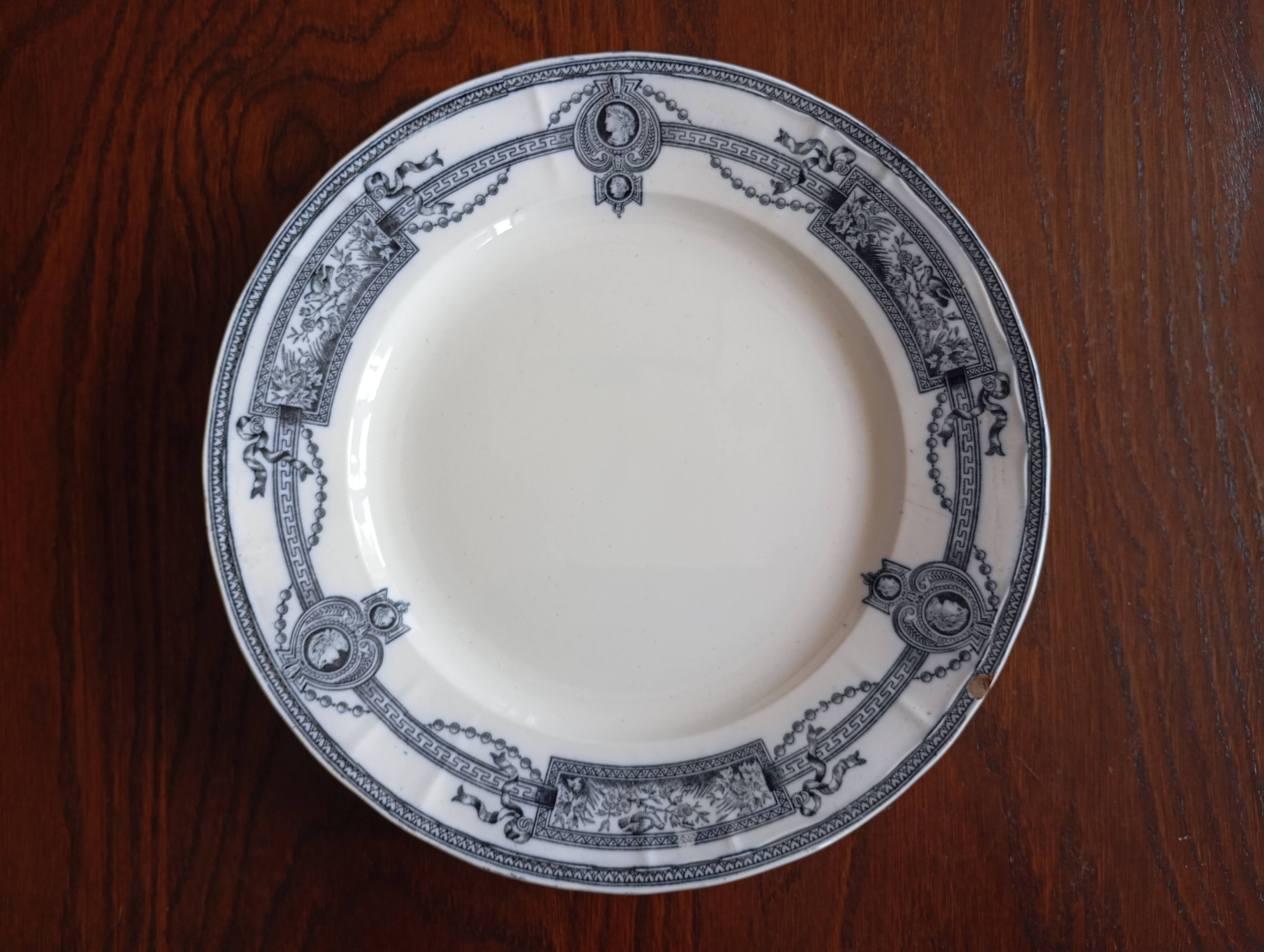 Flat plate in ironstone "Medallion" blue from St Amand and Hamage