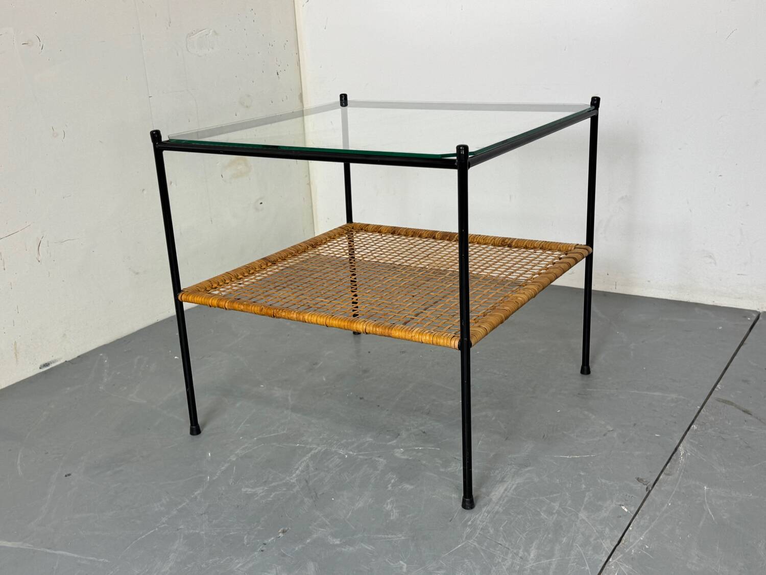 Table d'appoint ou table basse en rotin et verre de style danois moderniste du milieu du siècle