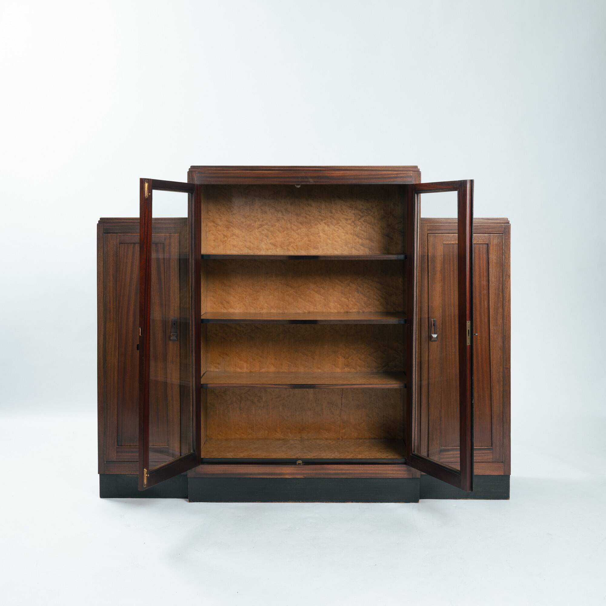 Cabinet Art Déco en noyer et érable œil de perdrix de l'école d'Amsterdam avec portes en verre, années 1930