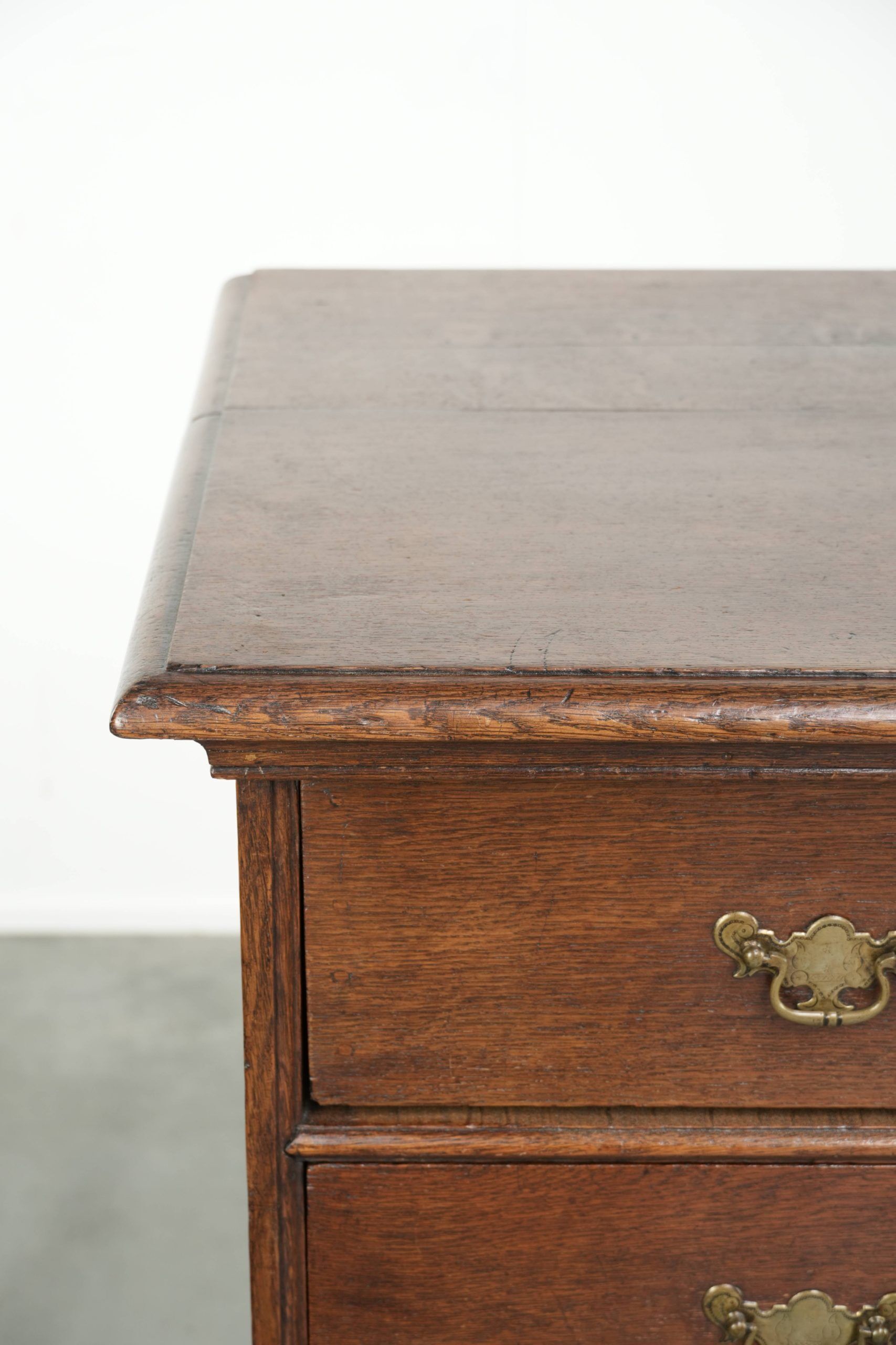 Commode en chêne anglais du 17ème siècle avec des pieds en boule.
