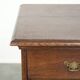 Commode en chêne anglais du 17ème siècle avec des pieds en boule.