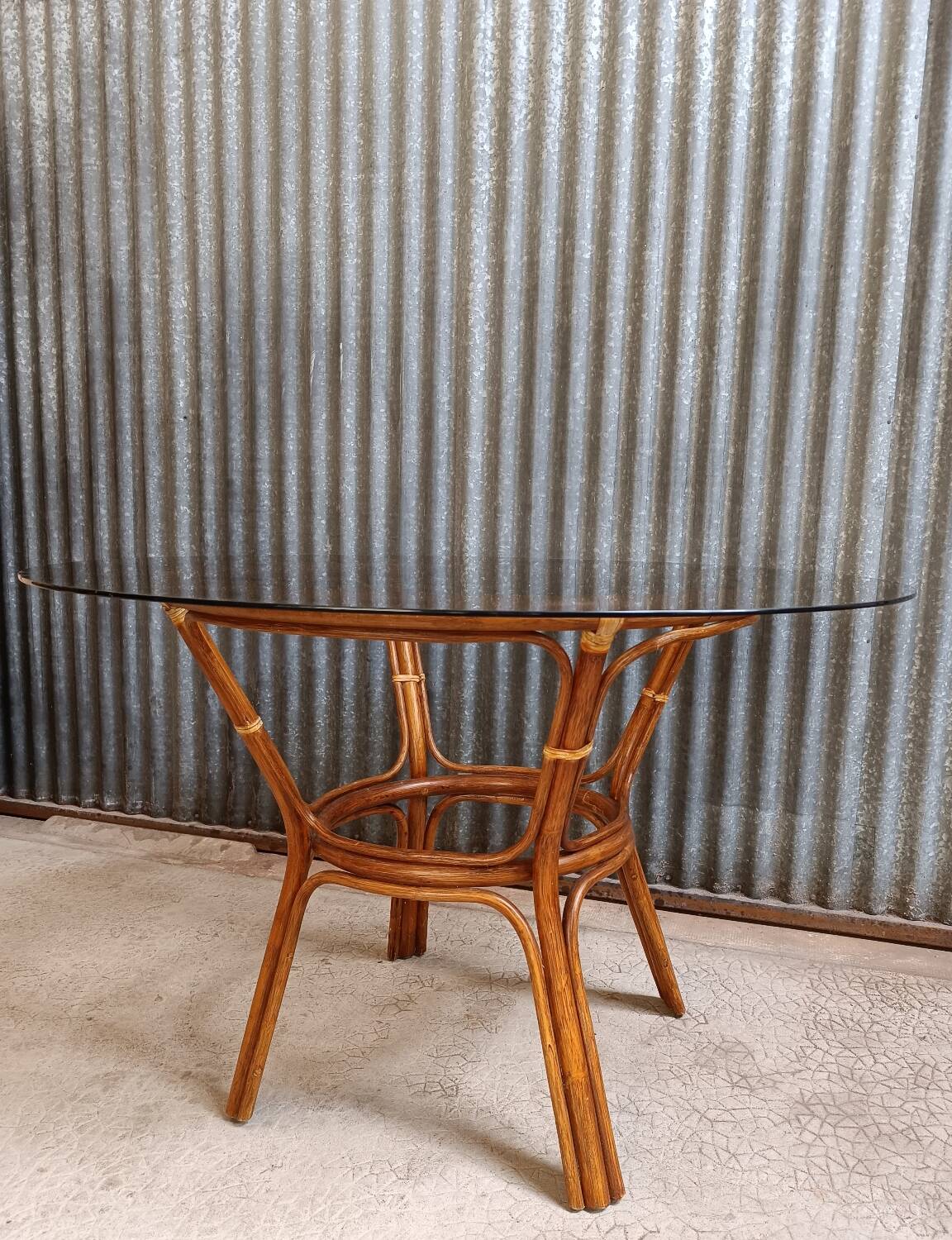 Table ronde en rotin vitré