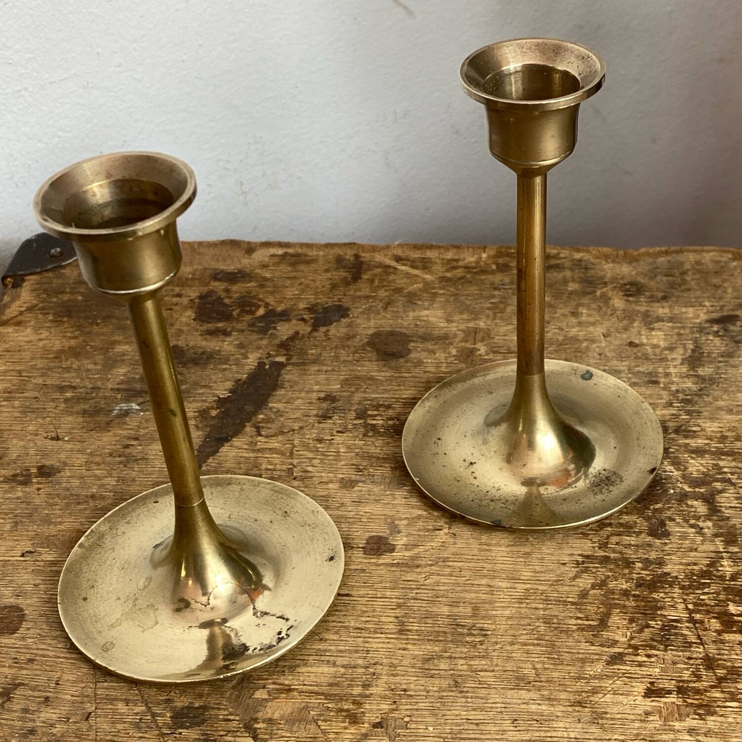 Pair of candlesticks, minimalist design in brass