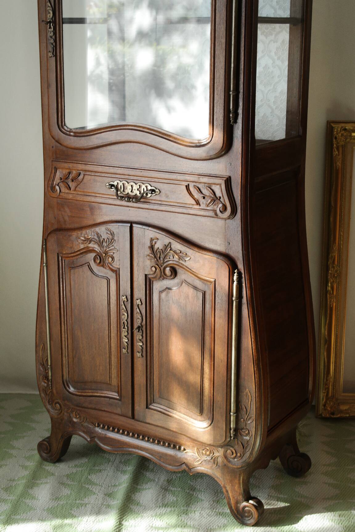 Curved display cabinet in solid walnut, mid-20th century.