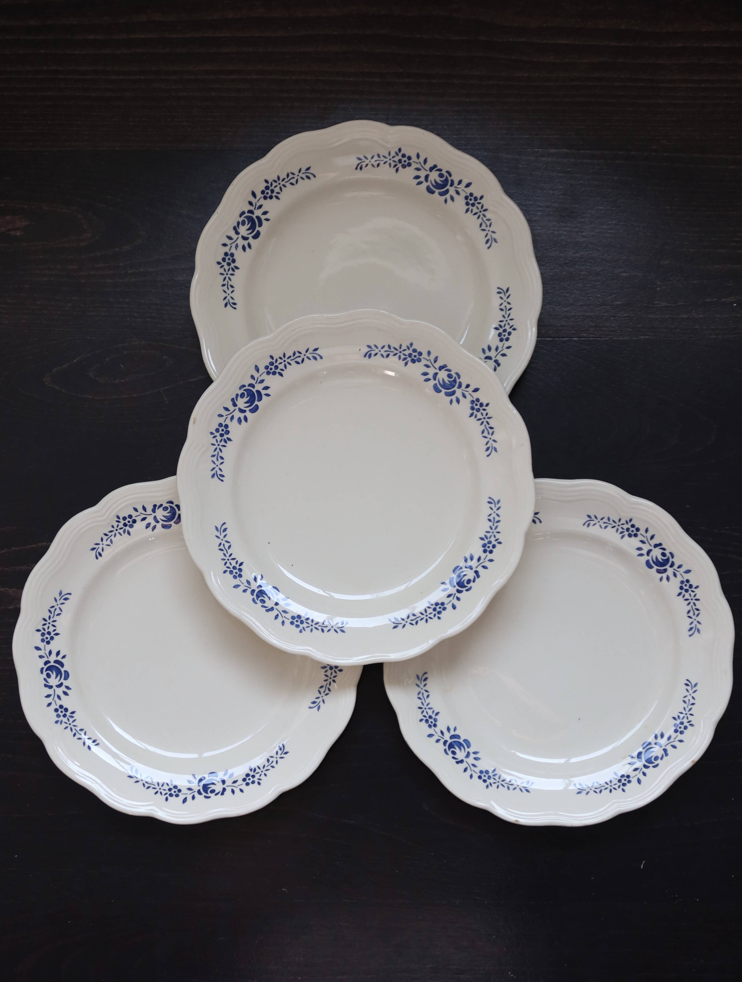 4 vintage white and blue earthenware dinner plates - Floral design