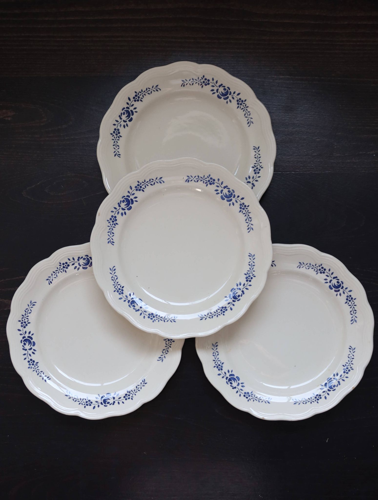 4 assiettes plates vintage en faïence banche et bleue - Décor fleuri