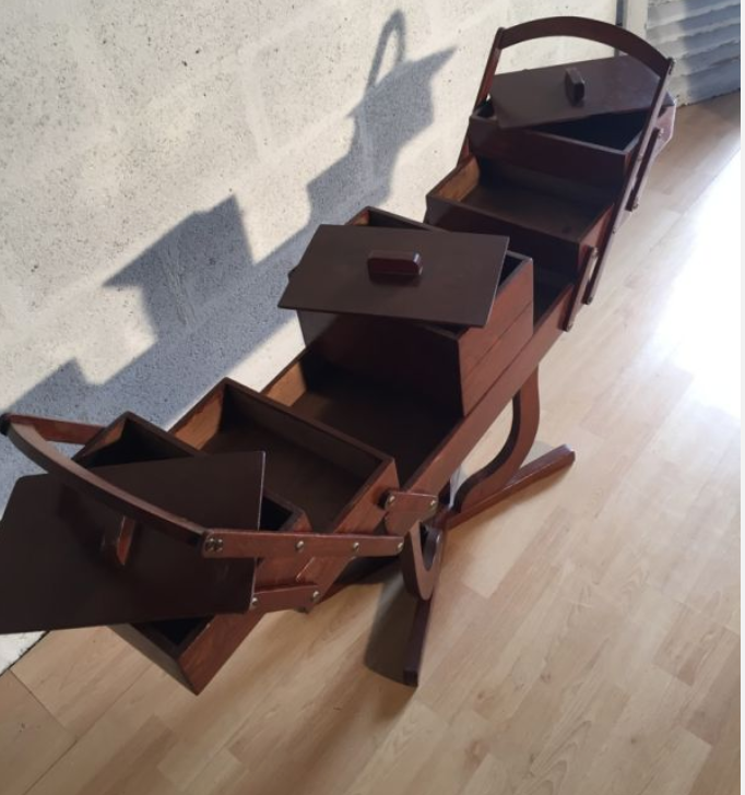 Travailleuse en bois peint