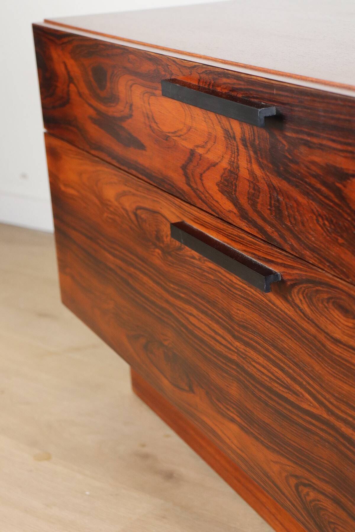 Low Scandinavian sideboard in rosewood – Ib Kofod Larsen – Denmark 1960
