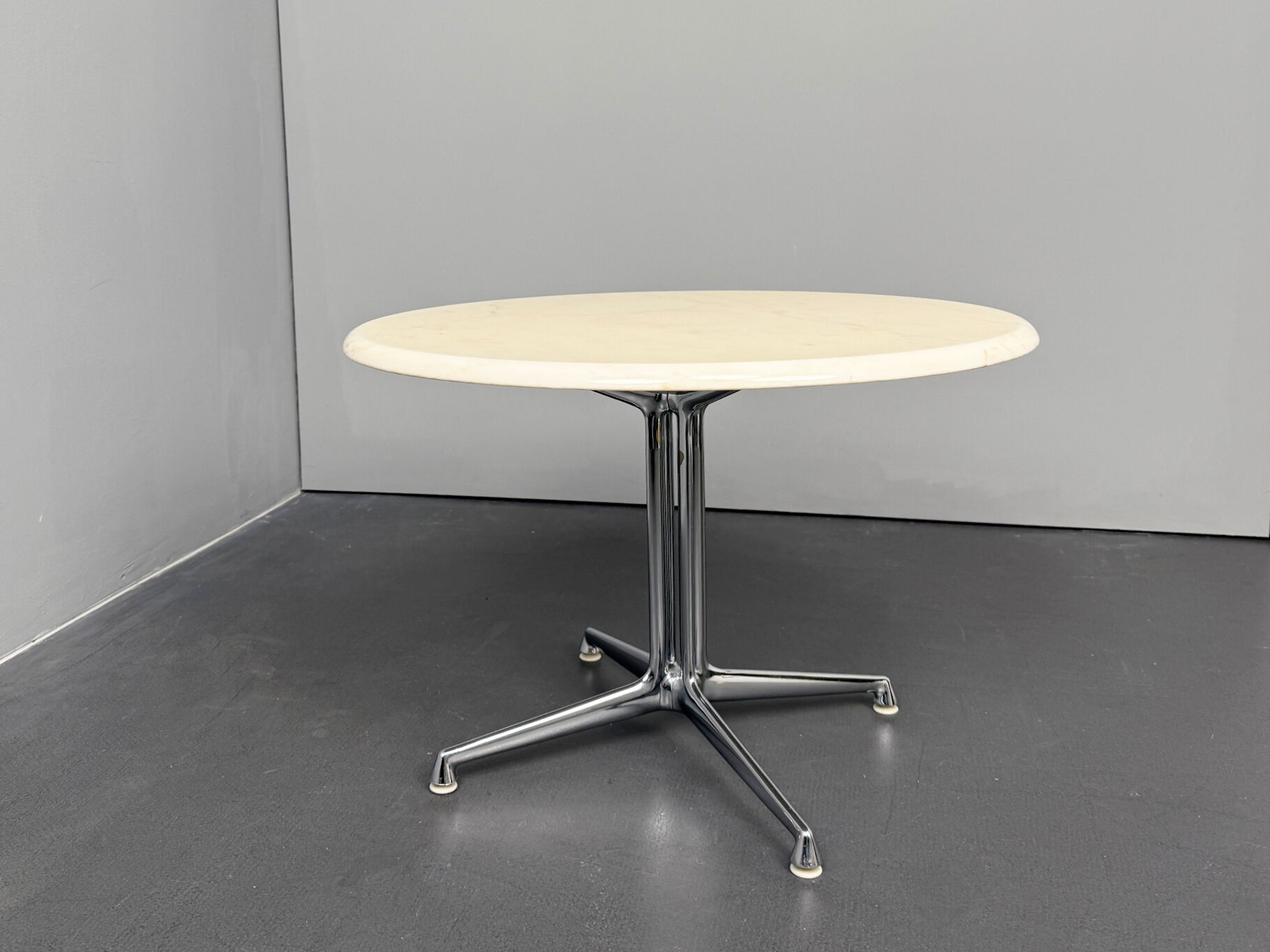 Table basse/table d'appoint La Fonda, en marbre, par Charles et Ray Eames pour Herman Miller, Allemagne, années 1970.