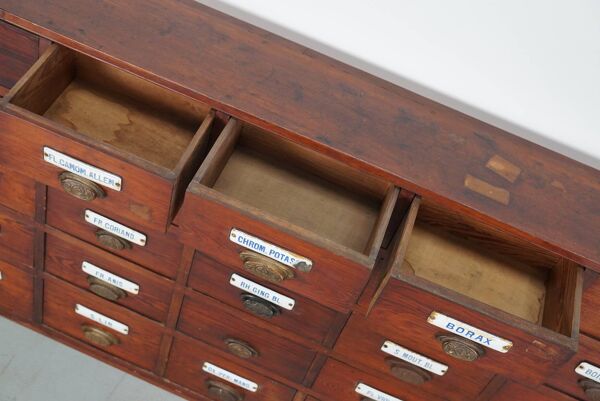 Grand Cabinet d'Apothicaire Antique en Pitch Pine, Belgique, avec Boucliers en Émail, 1900s