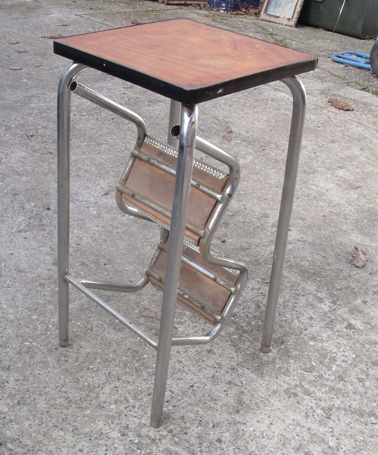 Market the 50-foot stepladder