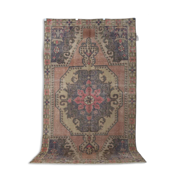 Vintage multicoloured Turkish rug with floral medallion, 125 × 213 cm