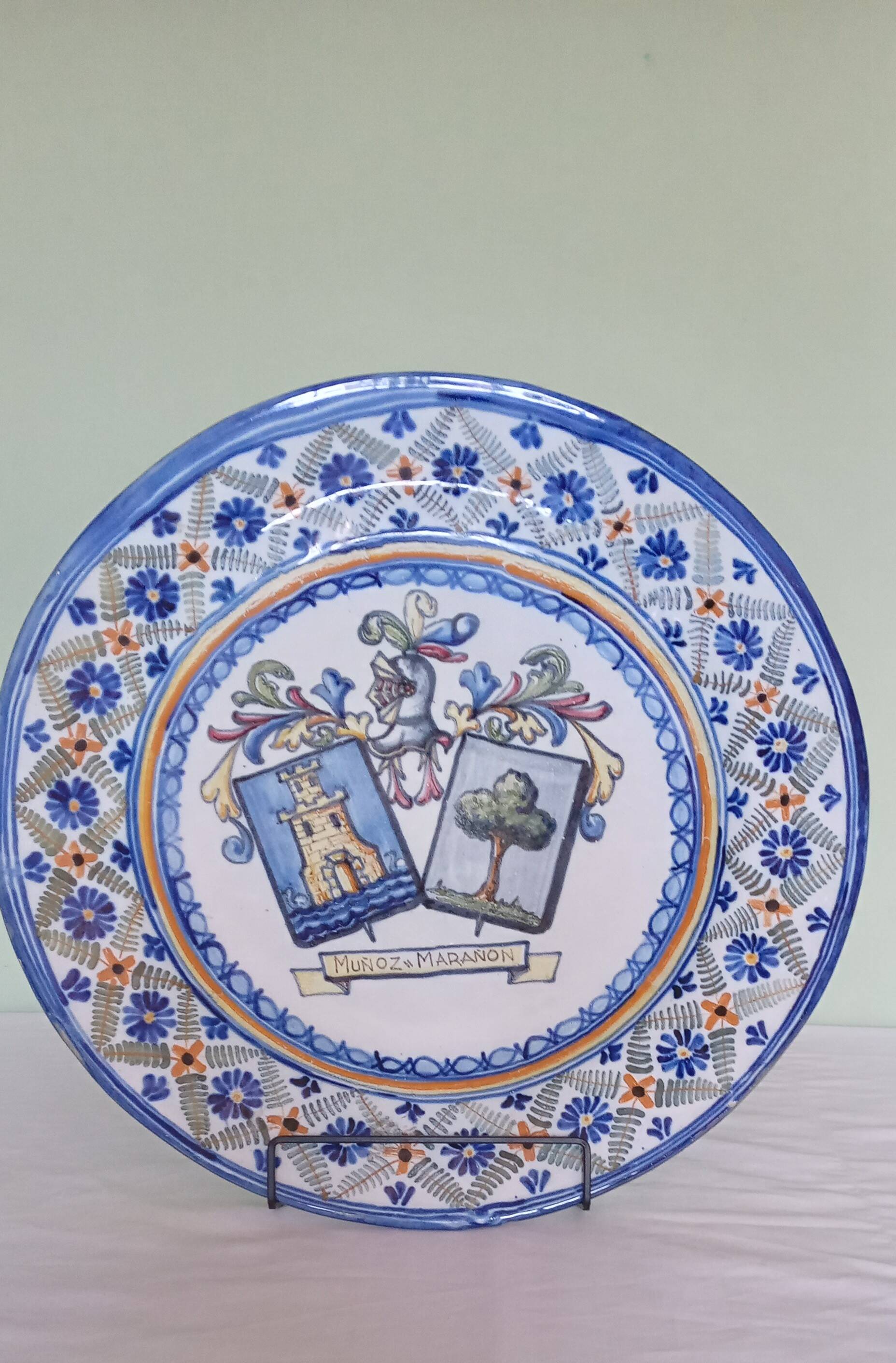 Lot of 10 pieces of vintage Spanish ceramics - Painted hanging crockery
