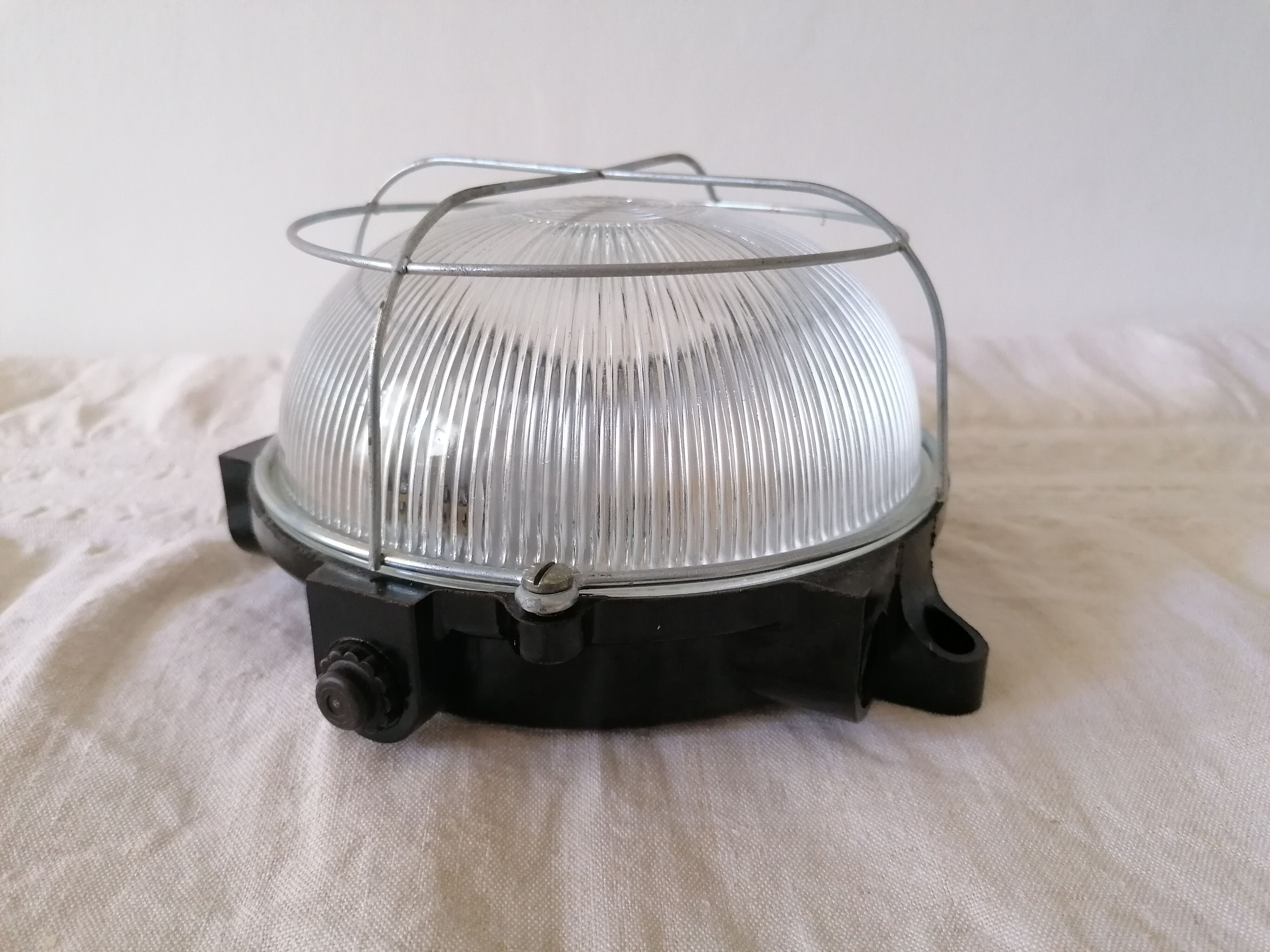 Round sconce in bakelite