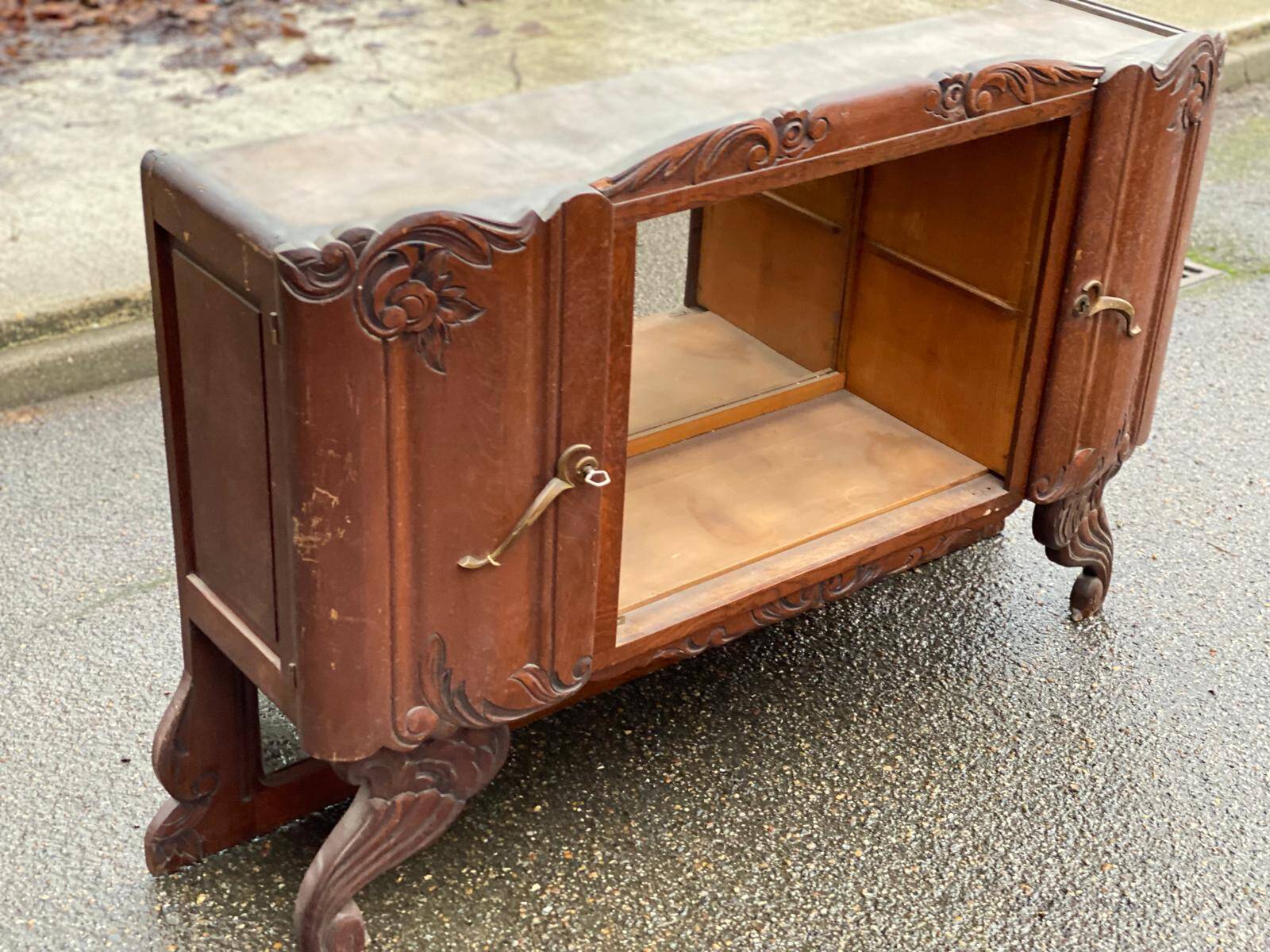 Art Deco sideboard in solid oak and glass from the 1940s.