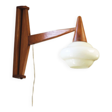 Applique murale en bois des années 1960 avec abat-jour en verre opalin sculptural
