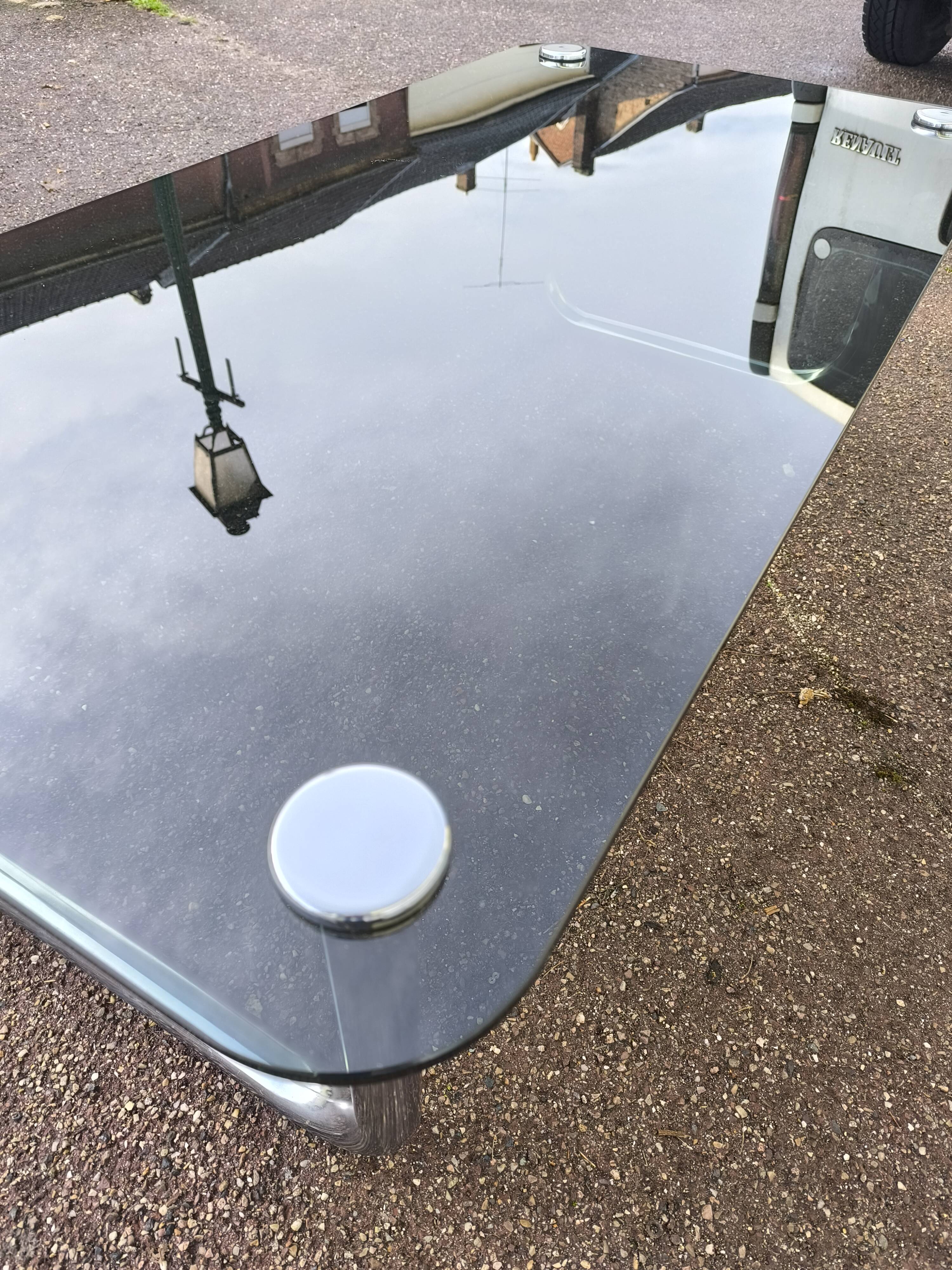 Table basse chromé et verre noir fumé space age italienne