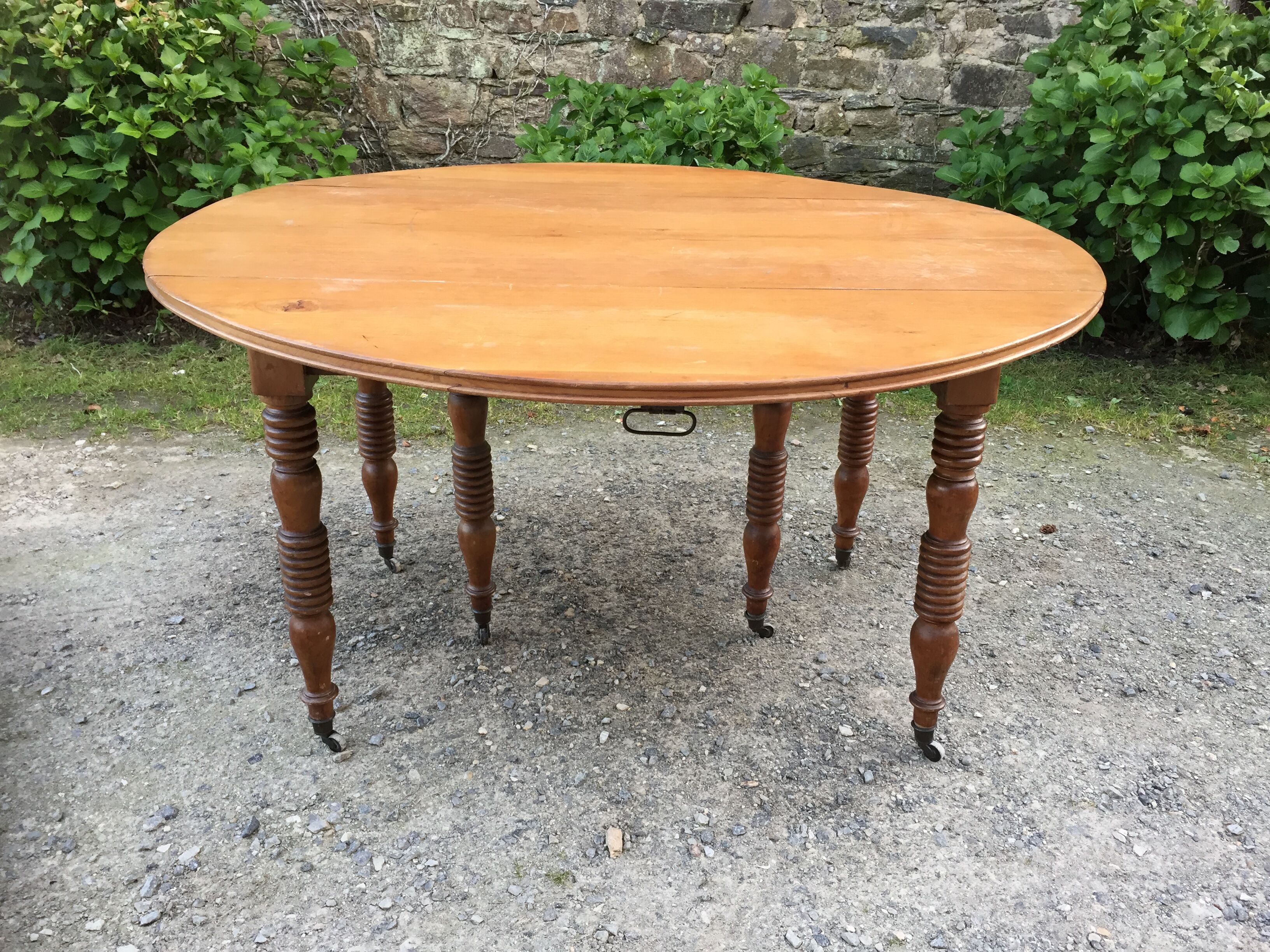 Old oval table Louis Philippe with 6 feet
